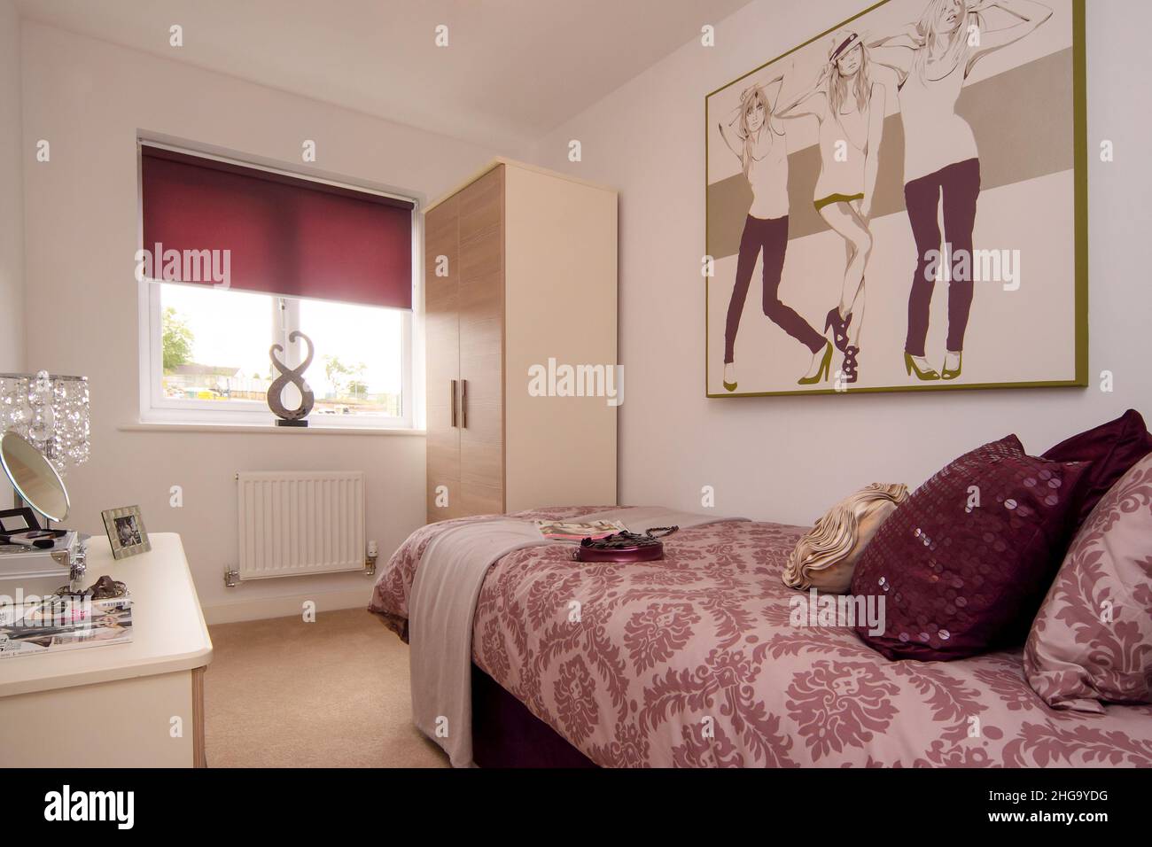 Adolescente escena dormitorio niñas, estilo moda tema, postere, cama, color rosa oscuro esquema de colores, cojines, Foto de stock