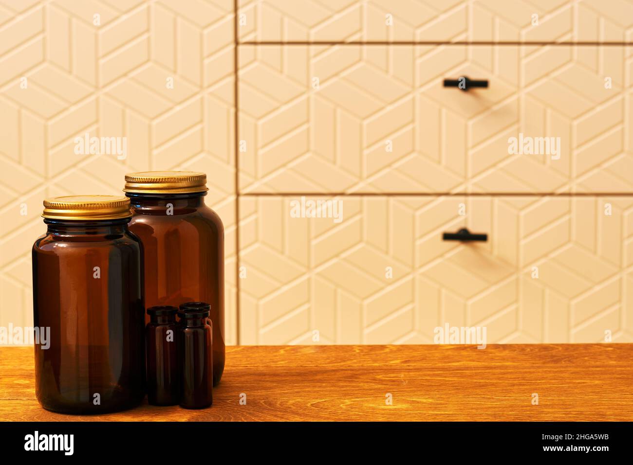 Brown botellas vacías para píldoras de medicina y vitaminas, o para especias de cocina. Vida en el interior doméstico Foto de stock