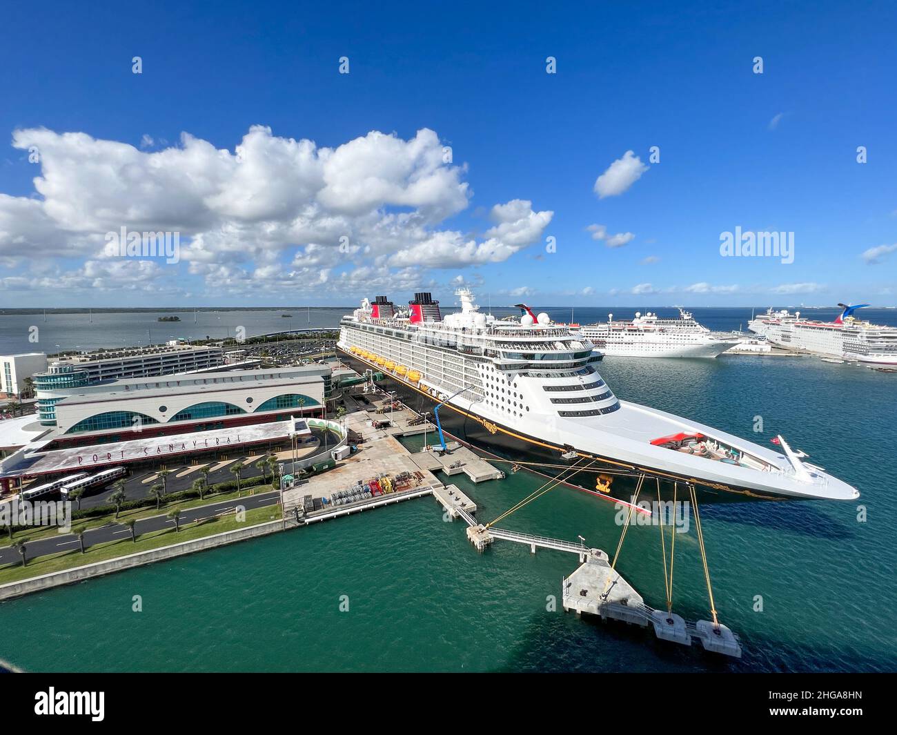 Orlando, FL EE.UU. - 8 de enero de 2022: El Disney Cruise Ship Fantasy en  el muelle en Puerto Cañaveral, Florida Fotografía de stock - Alamy