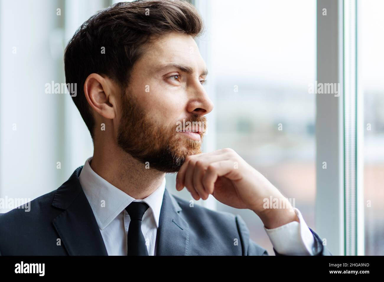 Hombre de negocios con traje elegante en la oficina - Hombre adulto  Handsome caucásico , conceptos sobre negocios y personas Fotografía de  stock - Alamy