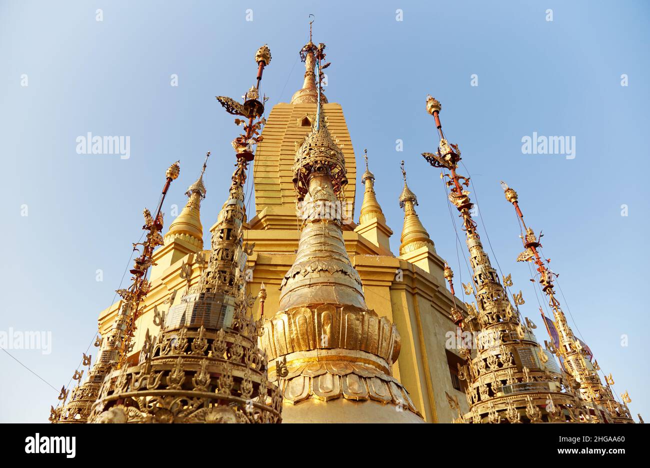Monte Popa, uno de los lugares sagrados más visitados de Myanmar Foto de stock