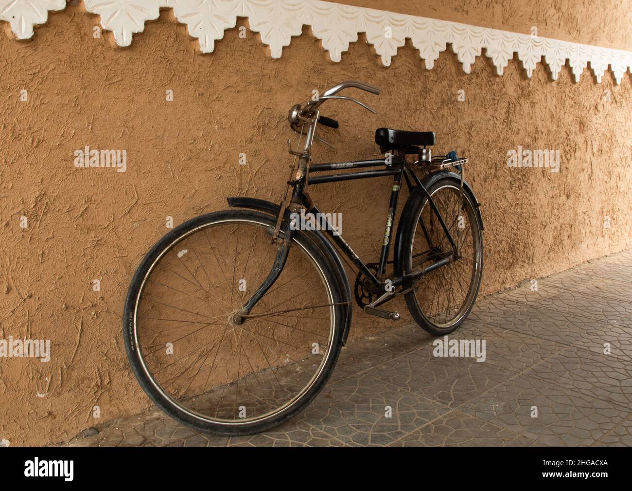 Bicicleta estacionada contra un muro, provincia de Jazán, Farasán, Arabia Saudita Foto de stock