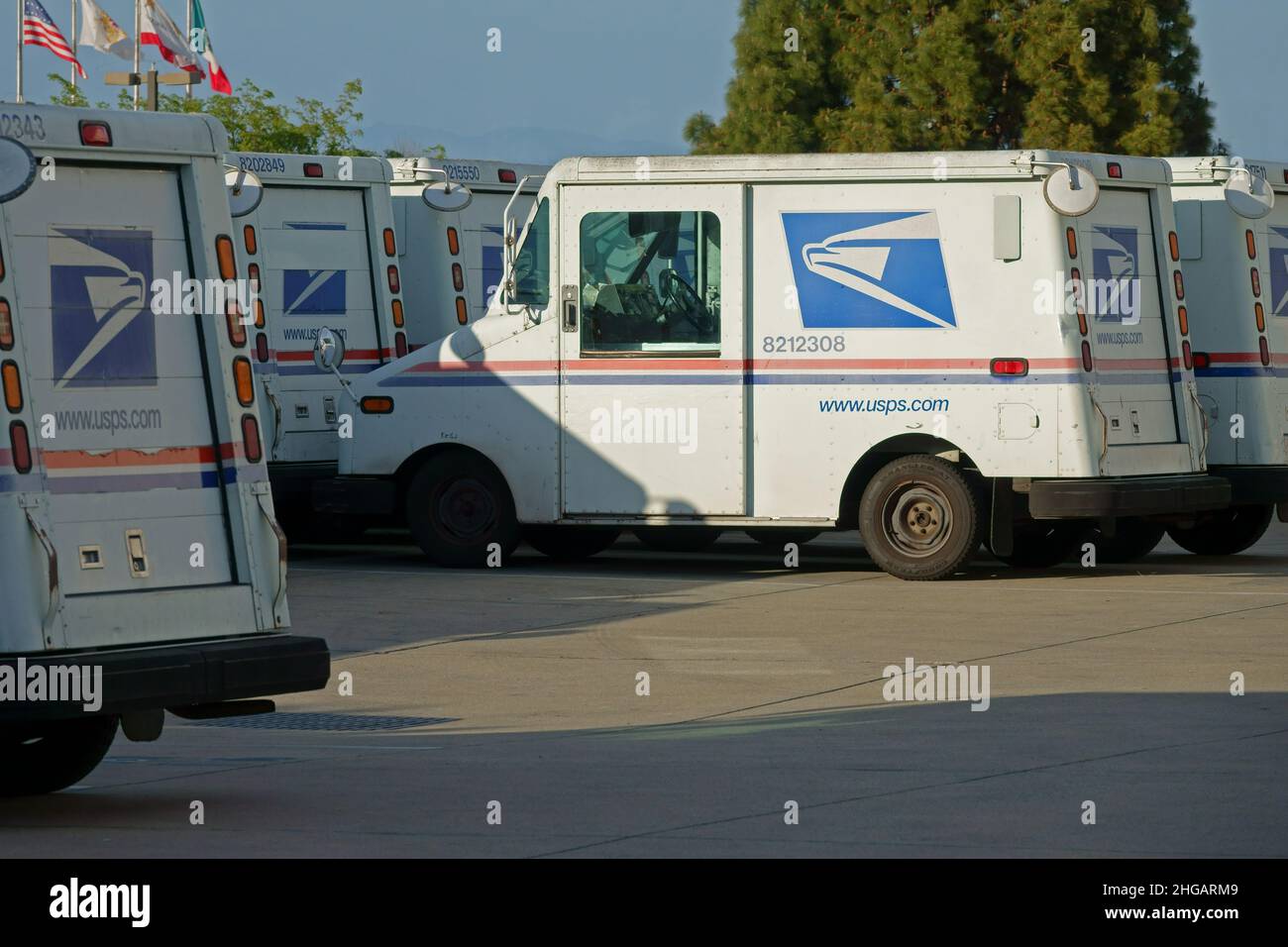 Monterey, CA / USA - 3 de abril de 2021: Se muestran los camiones de correo Grumman LLV (vehículo de larga duración), operados por el Servicio Postal de los Estados Unidos (USPS). Foto de stock