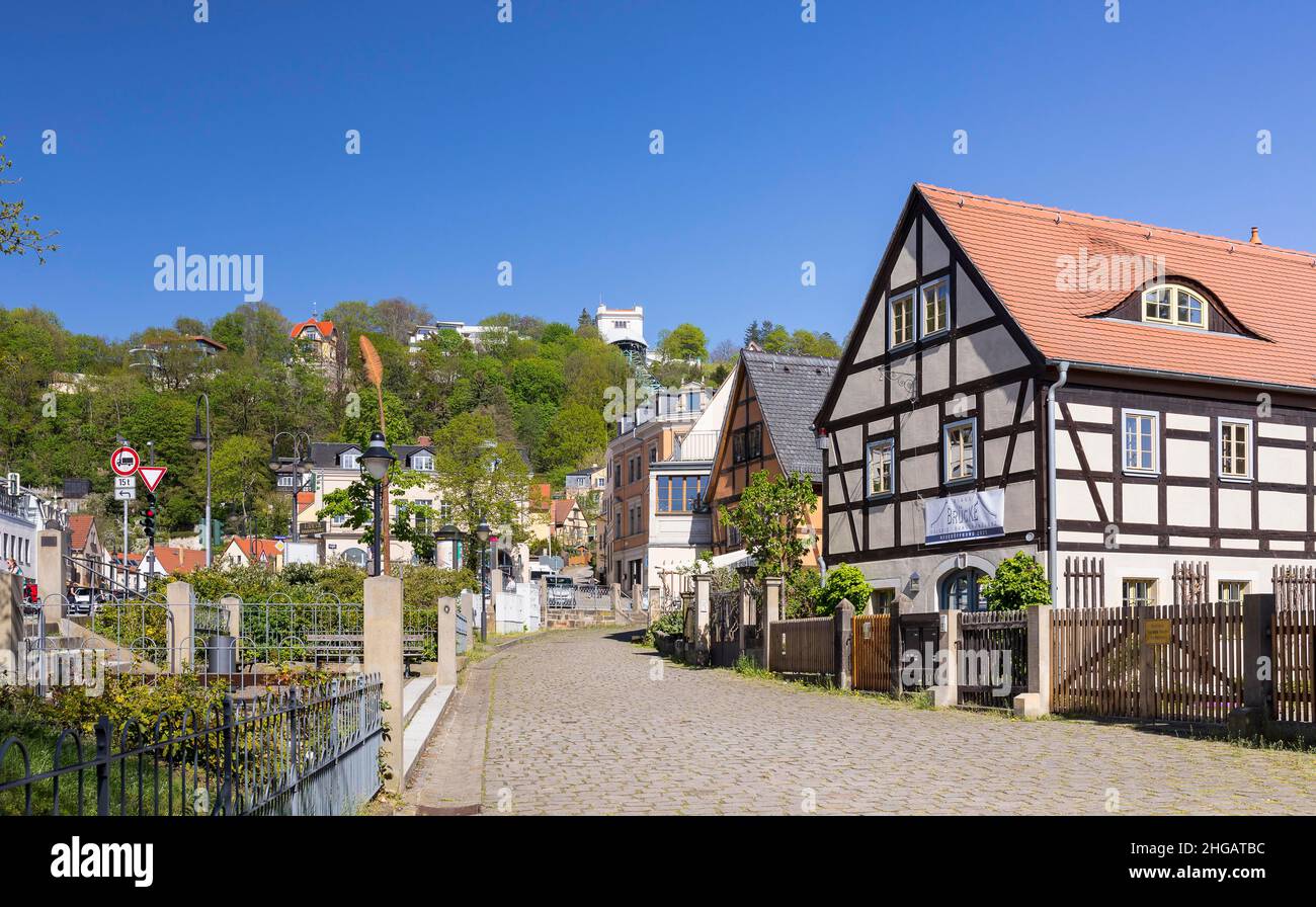 Desarrollo histórico con villas y casas de entramado de madera en Friedrich-Wieck-Strasse en Loschwitz, en el fondo de la ladera del Elba con la montaña Foto de stock