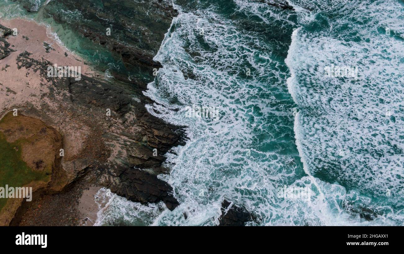 La costa con olas rompientes Foto de stock