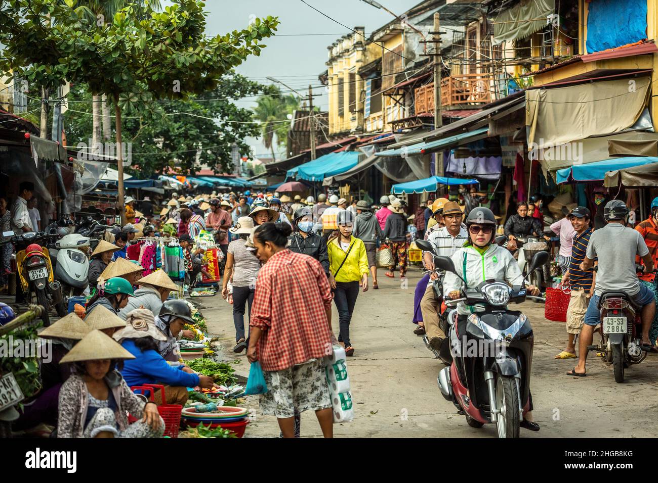 Los compradores y vendedores en la calle, Mercado Central, Hoi An, Vietnam Foto de stock