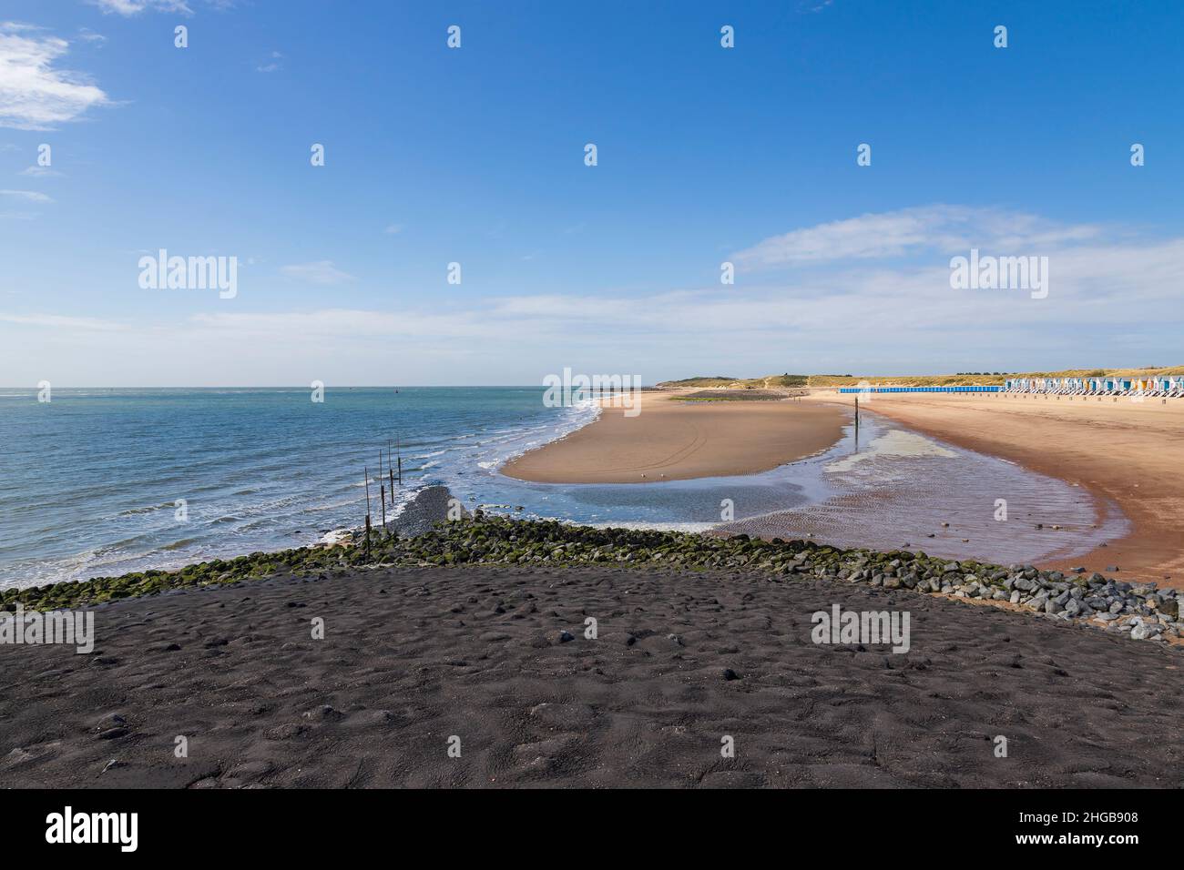 Costa y playa de arena en el Mar del Norte en Vlissingen en los Países Bajos Foto de stock