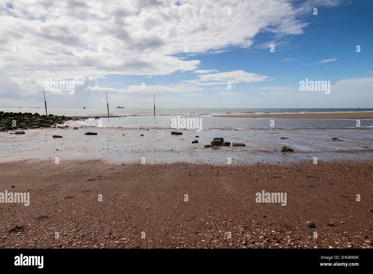 Costa y playa de arena en el Mar del Norte en Vlissingen en los Países Bajos Foto de stock