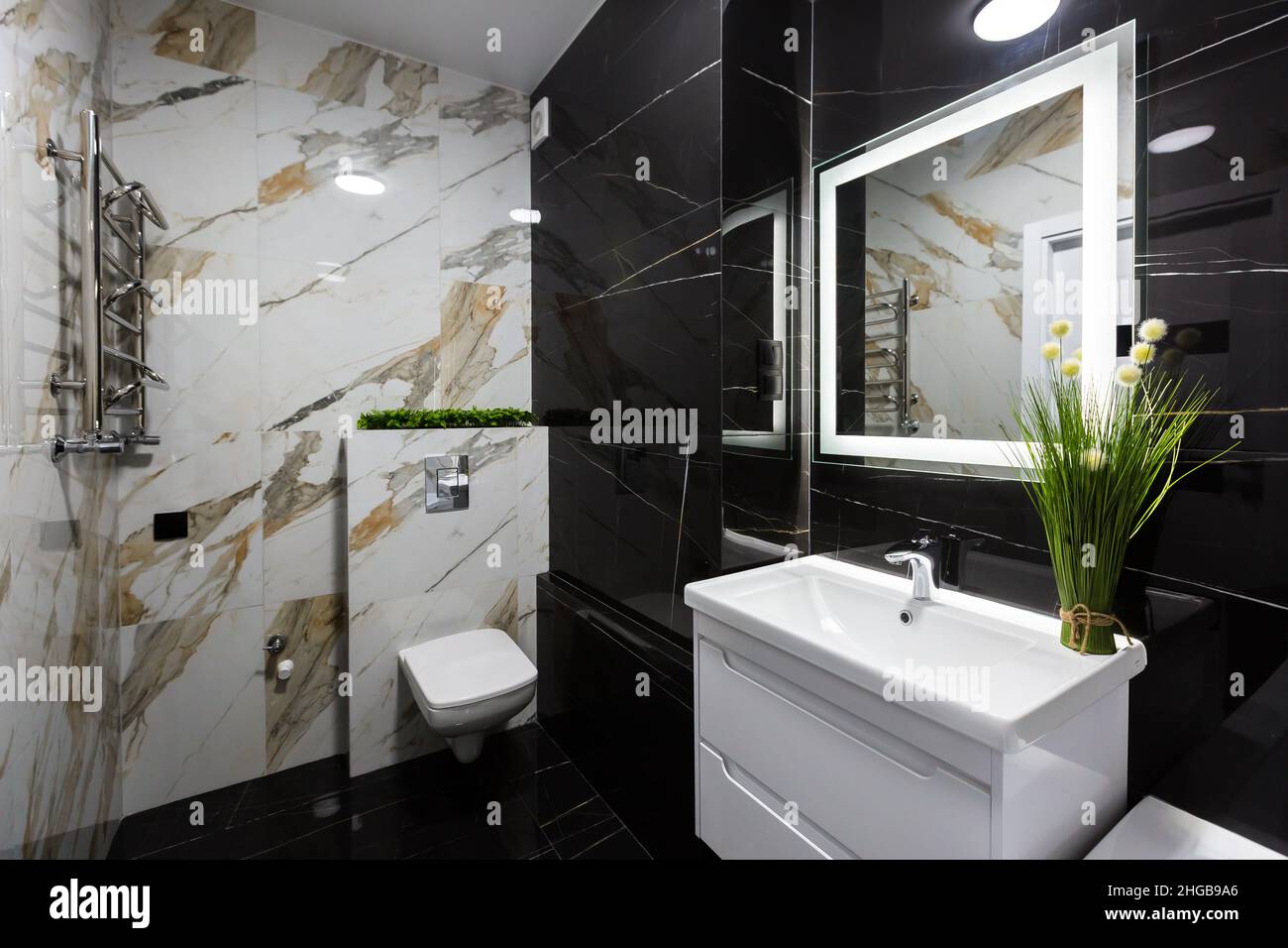 Interior de un pequeño baño moderno con azulejos de mármol blanco y negro  Fotografía de stock - Alamy