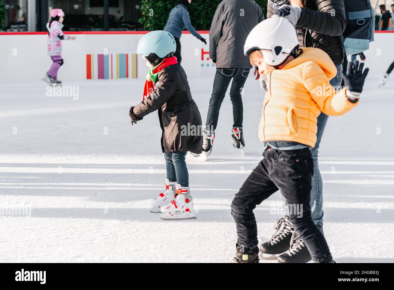Eslovaquia.Bratislava.28.12.2018 .Soft,Selective patinaje sobre hielo en el Park Ice Rink adorable pequeño kisd en ropa de con Fotografía de stock -