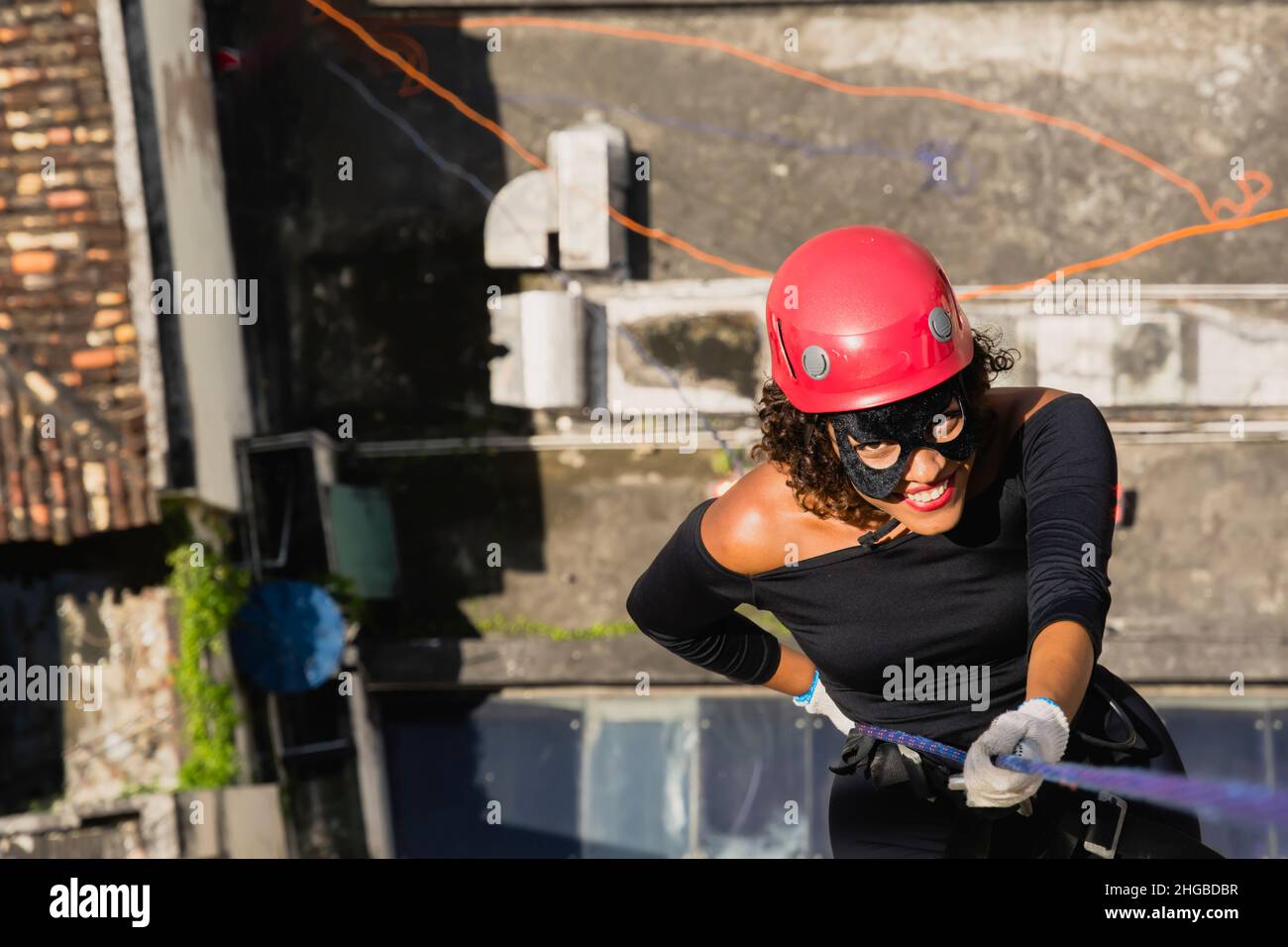 Una mujer que lleva un traje de héroe con casco protector caminando por un  edificio alto de Rappel. Salvador Bahia Brasil Fotografía de stock - Alamy