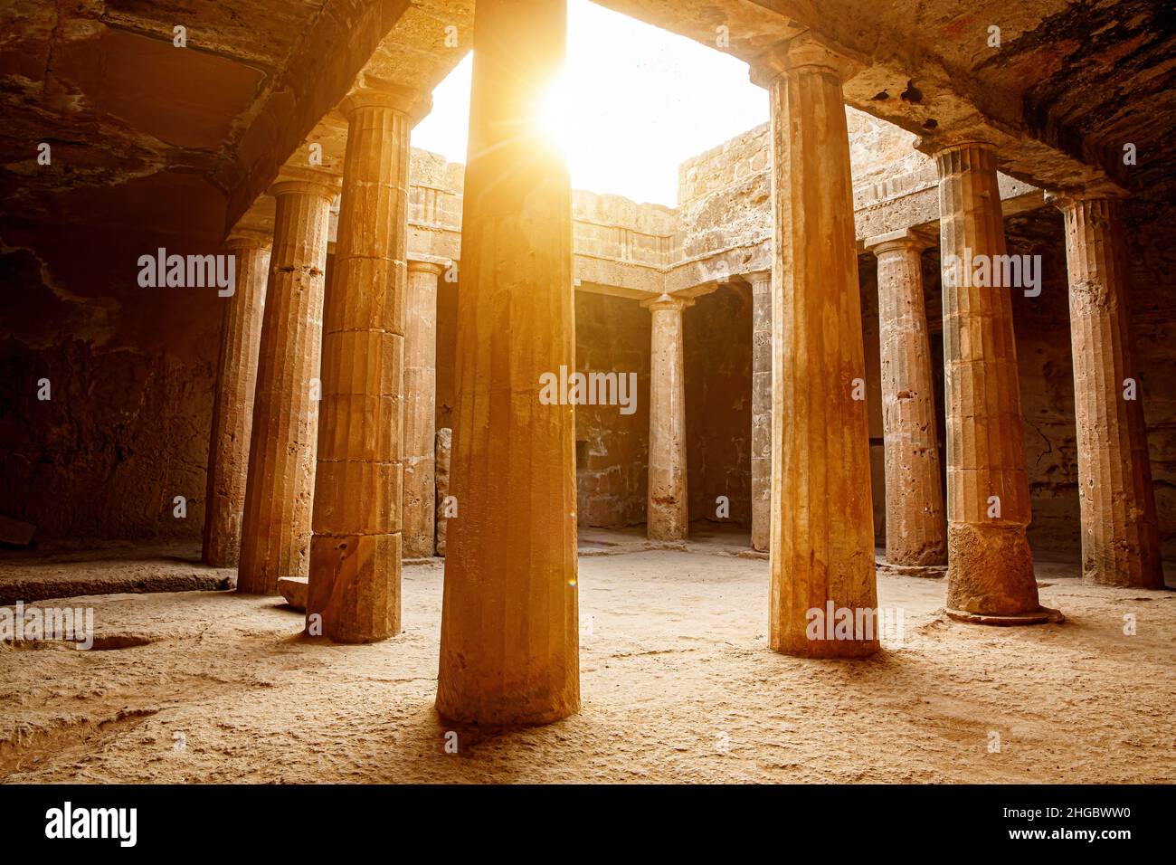 Un lugar con muchos pilares clásicos griegos. Tumbas del panteón de los