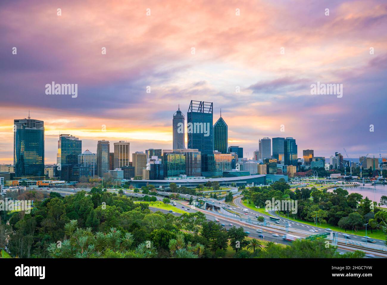 El horizonte del centro de Perth en Australia al atardecer Foto de stock
