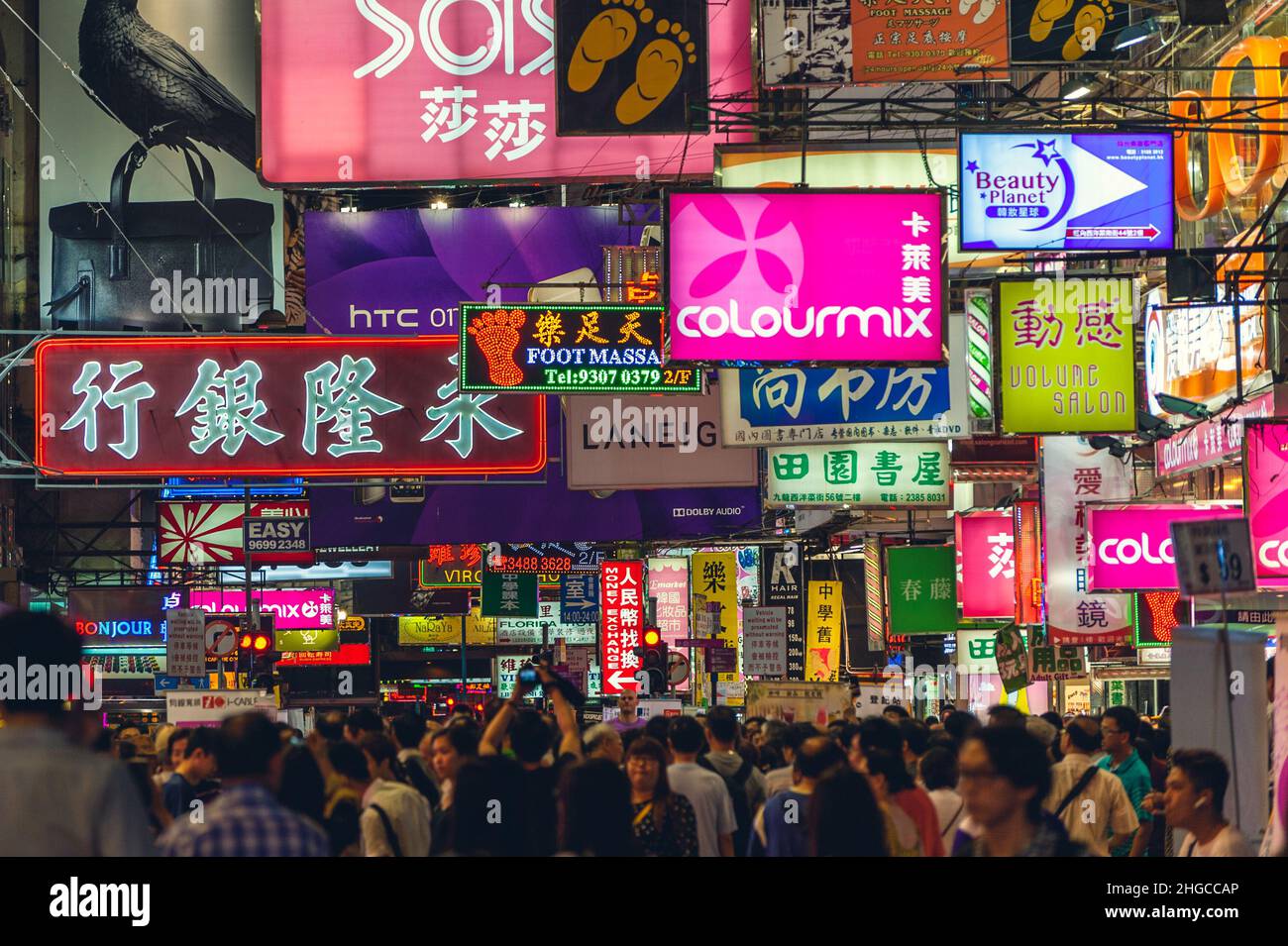 1 de mayo de 2015: Coloridas pancartas de neón llenas de cielo en las concurridas calles de Kowloon, hong kong, china por la noche. Es un escenario icónico Foto de stock