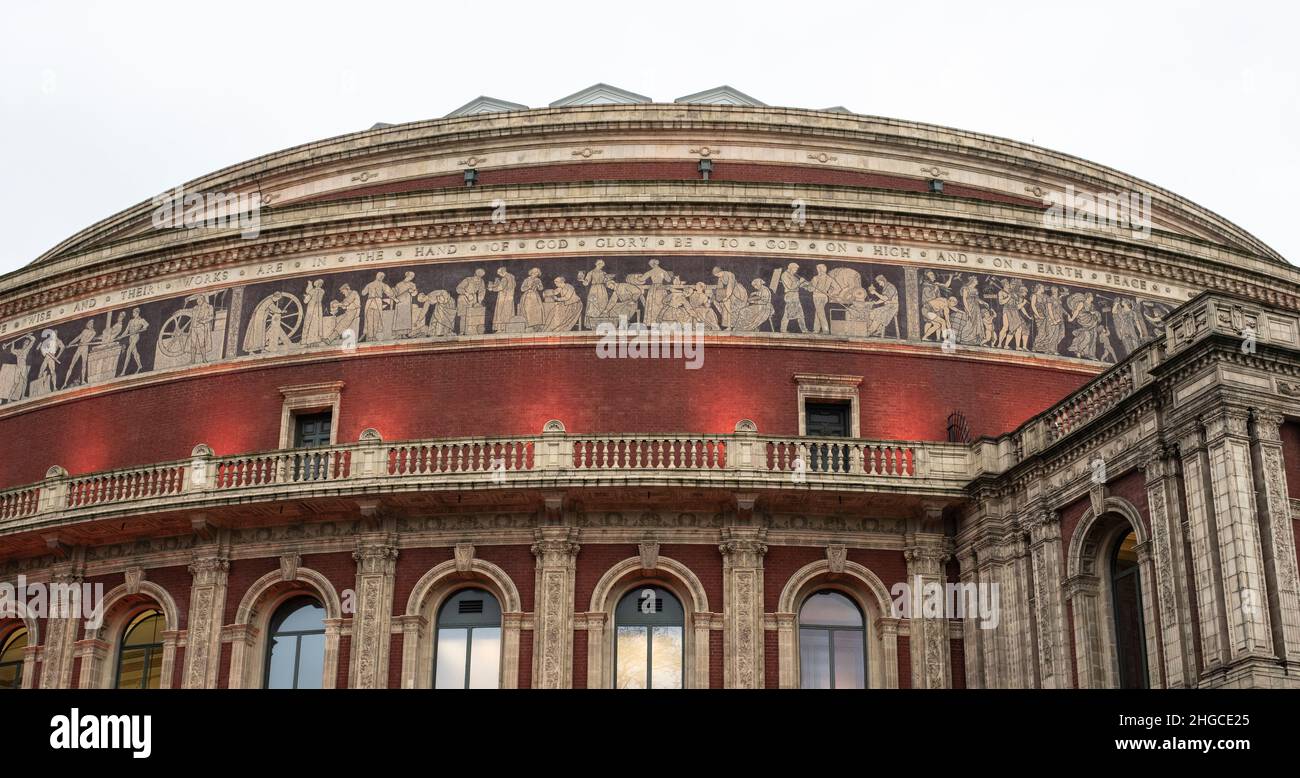 El friso con figuras griegas en el Royal Albert Hall Foto de stock