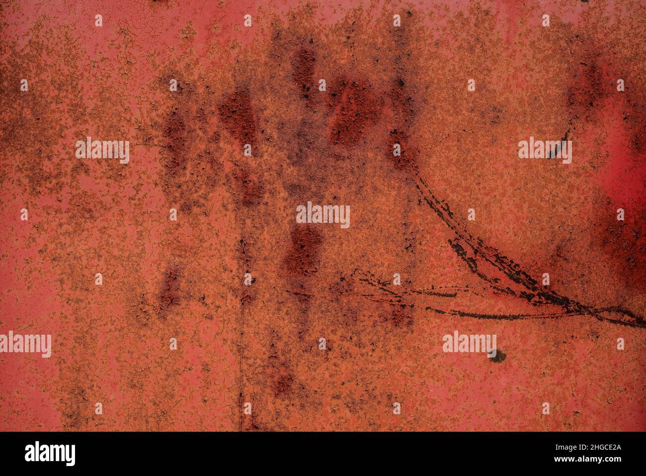 rasguños oxidados y pintura agrietada en la superficie lacada de un viejo contenedor de metal Foto de stock