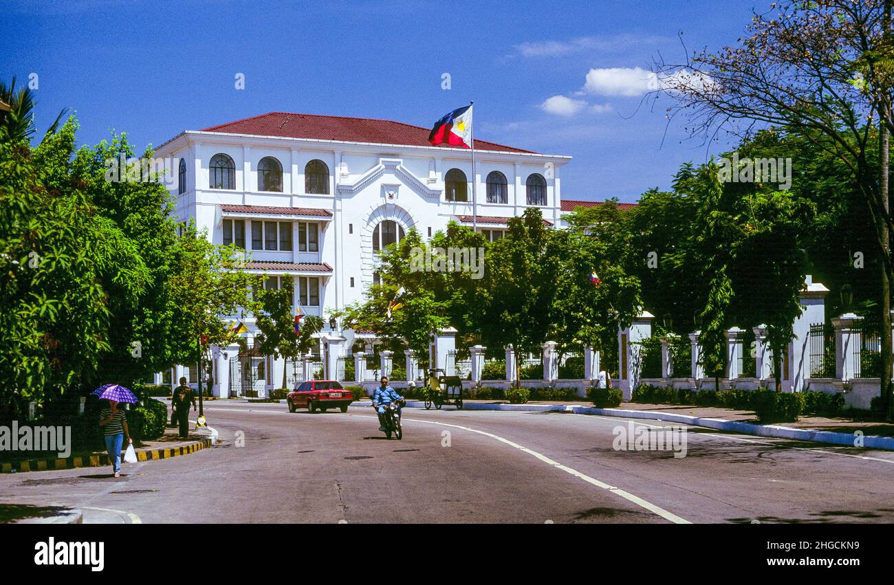 El Nuevo Edificio Ejecutivo en Manila, Filipinas, visto desde la calle