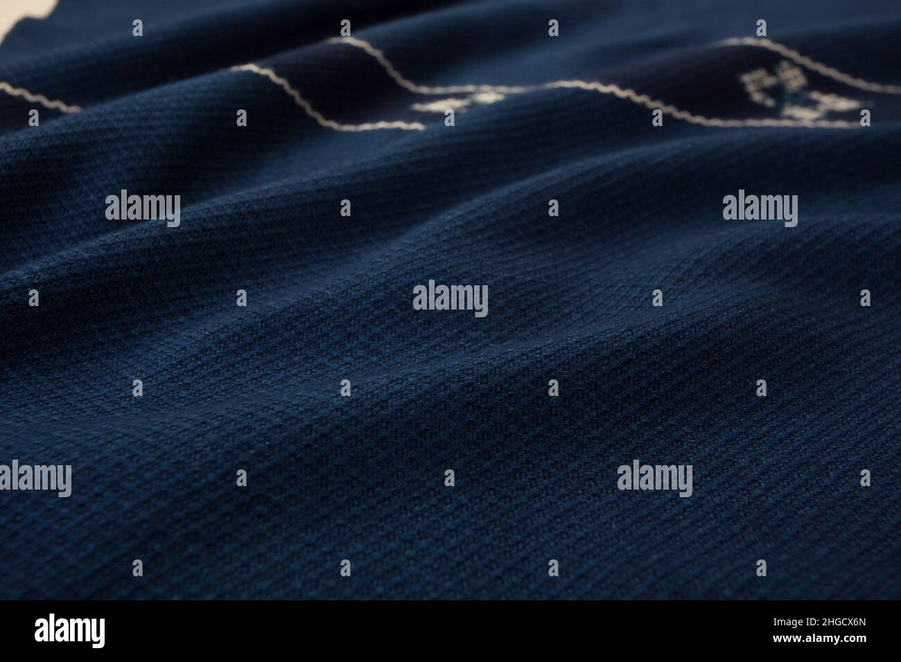 Primer plano de textura de mantón a cuadros tejido a mano, algodón tailandés teñido indigo Foto de stock