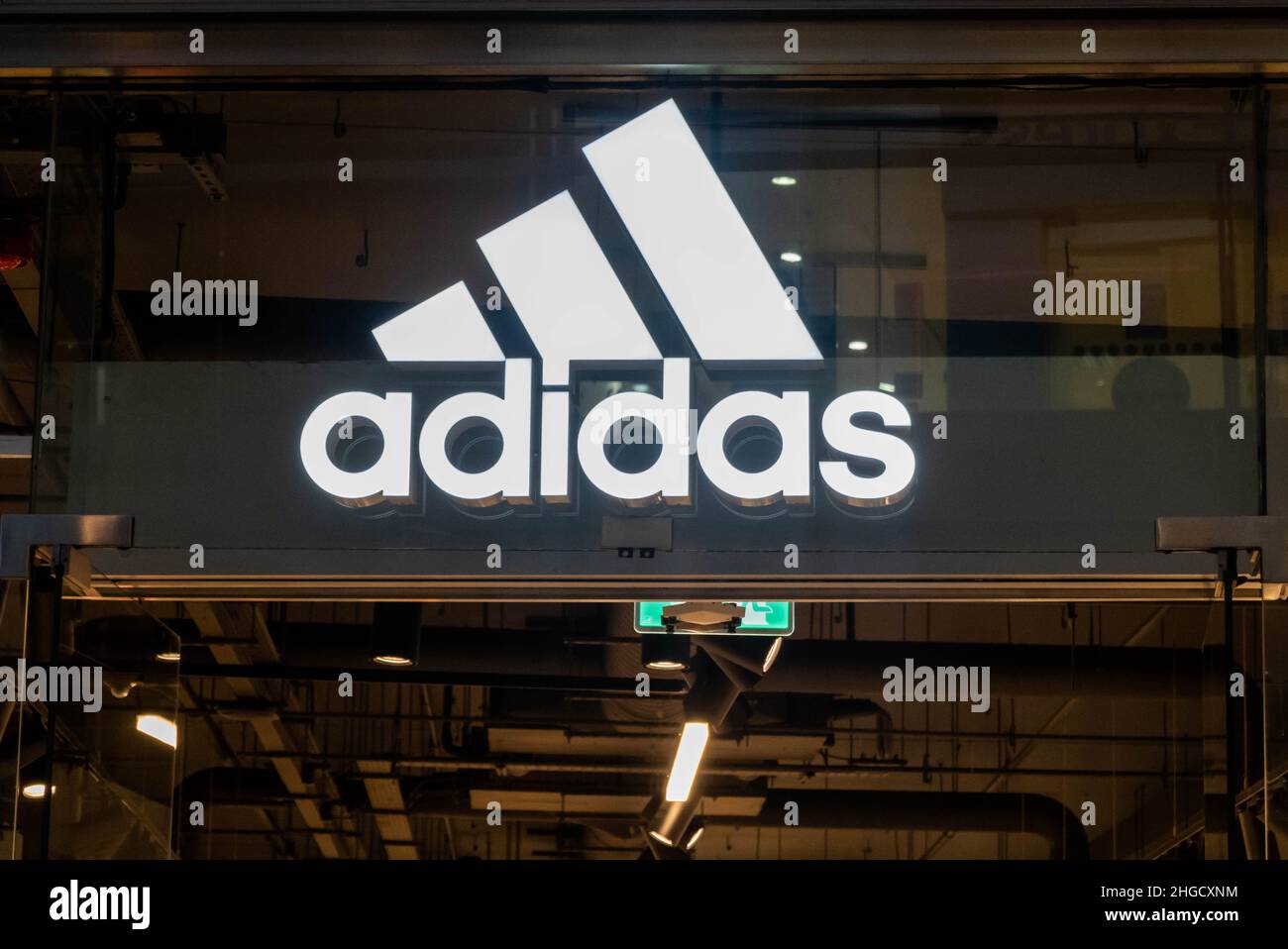 en la ventana de tienda de Adidas en el centro comercial Liverpool One Fotografía de stock - Alamy