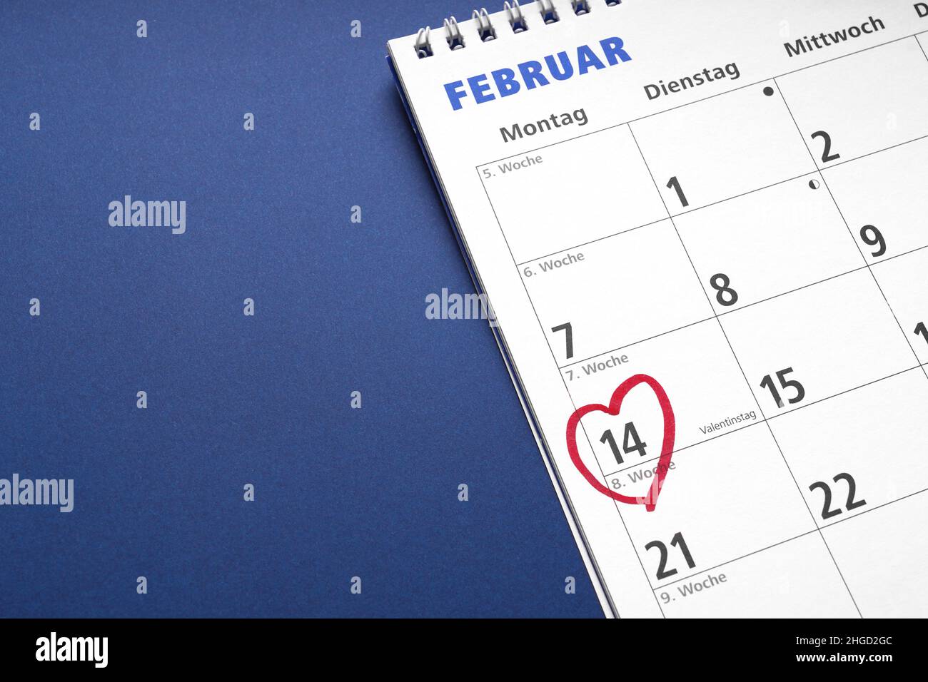 Corazón rojo dibujado alrededor del 14 de febrero como símbolo del día de Valentinstag o de Valentine en calendario alemán Foto de stock