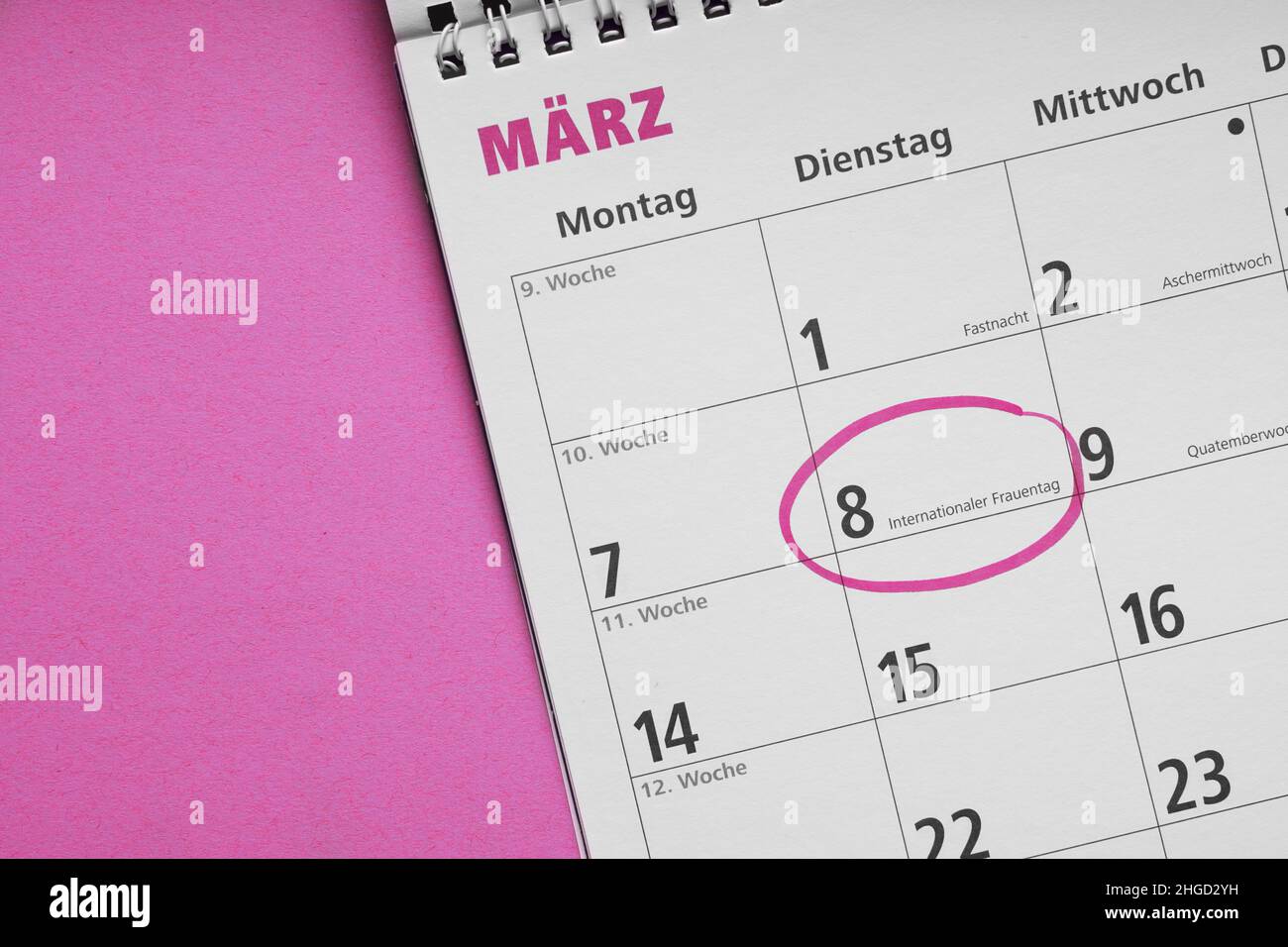 Internationaler Frauentag o día internacional de la mujer el 8 de marzo está rodeado de un círculo en el calendario alemán Foto de stock