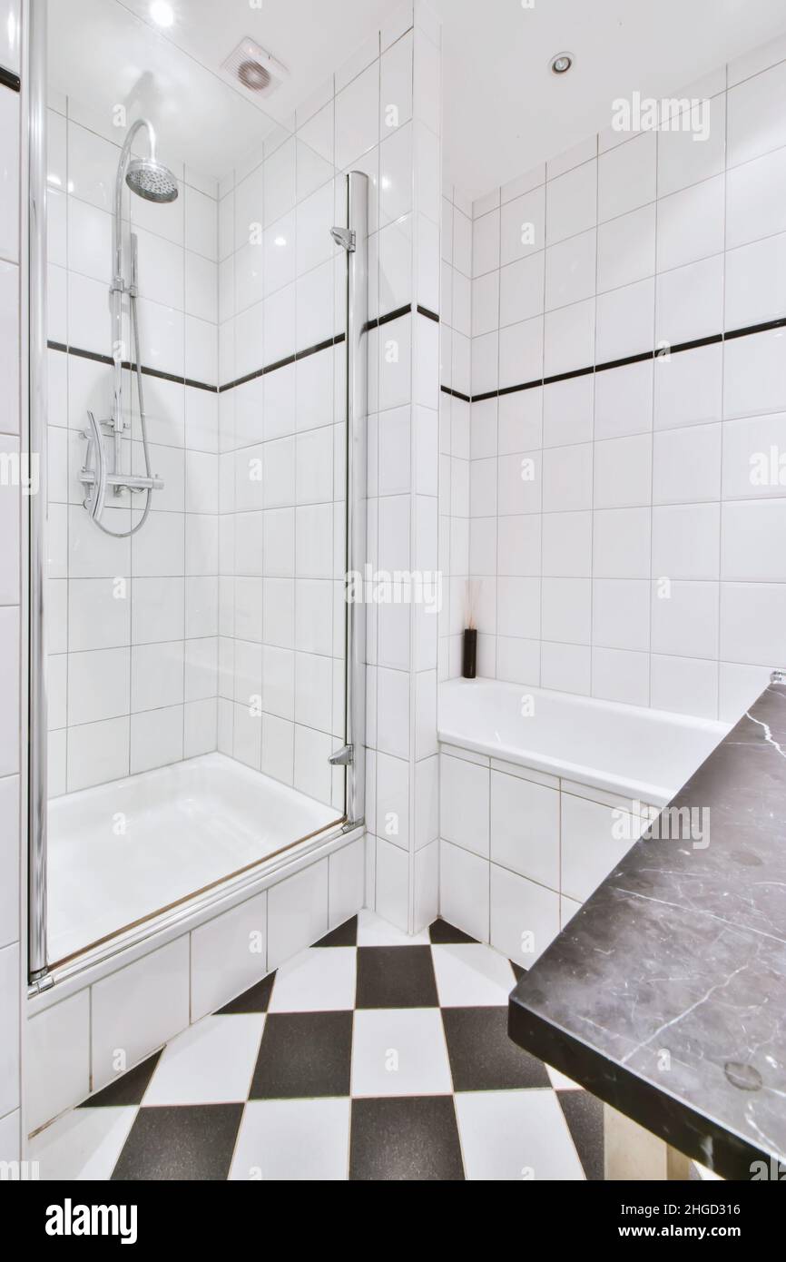 Baño encantador con suelo de tablero de ajedrez blanco y negro y ducha  Fotografía de stock - Alamy