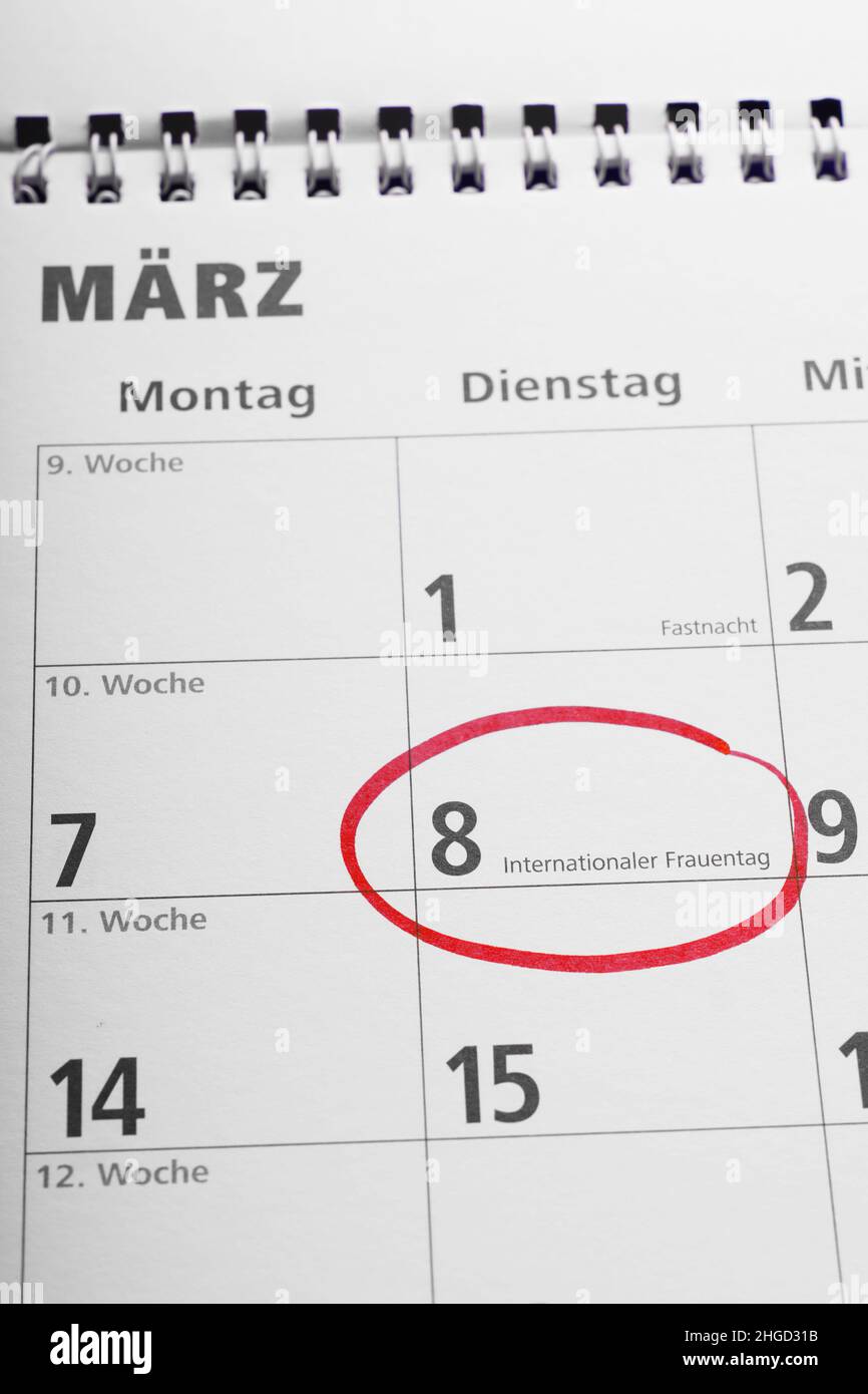 El Internationaler Frauentag o el día internacional de la mujer el 8 de marzo rodeó el calendario alemán Foto de stock