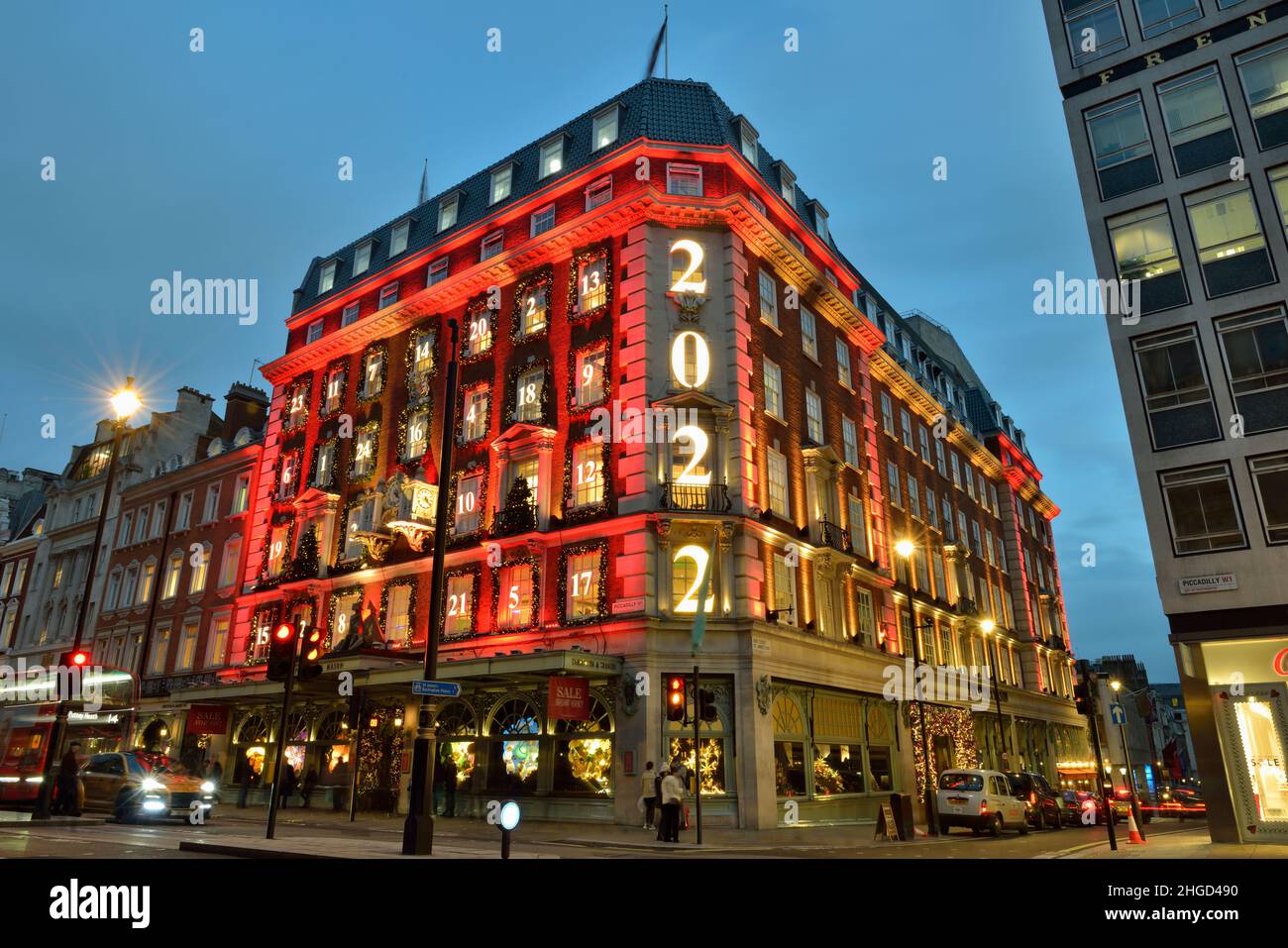 Iluminación de Año Nuevo 2022, noche Fortnum & Mason, Piccadilly, Westminster, Londres, Reino Unido Foto de stock