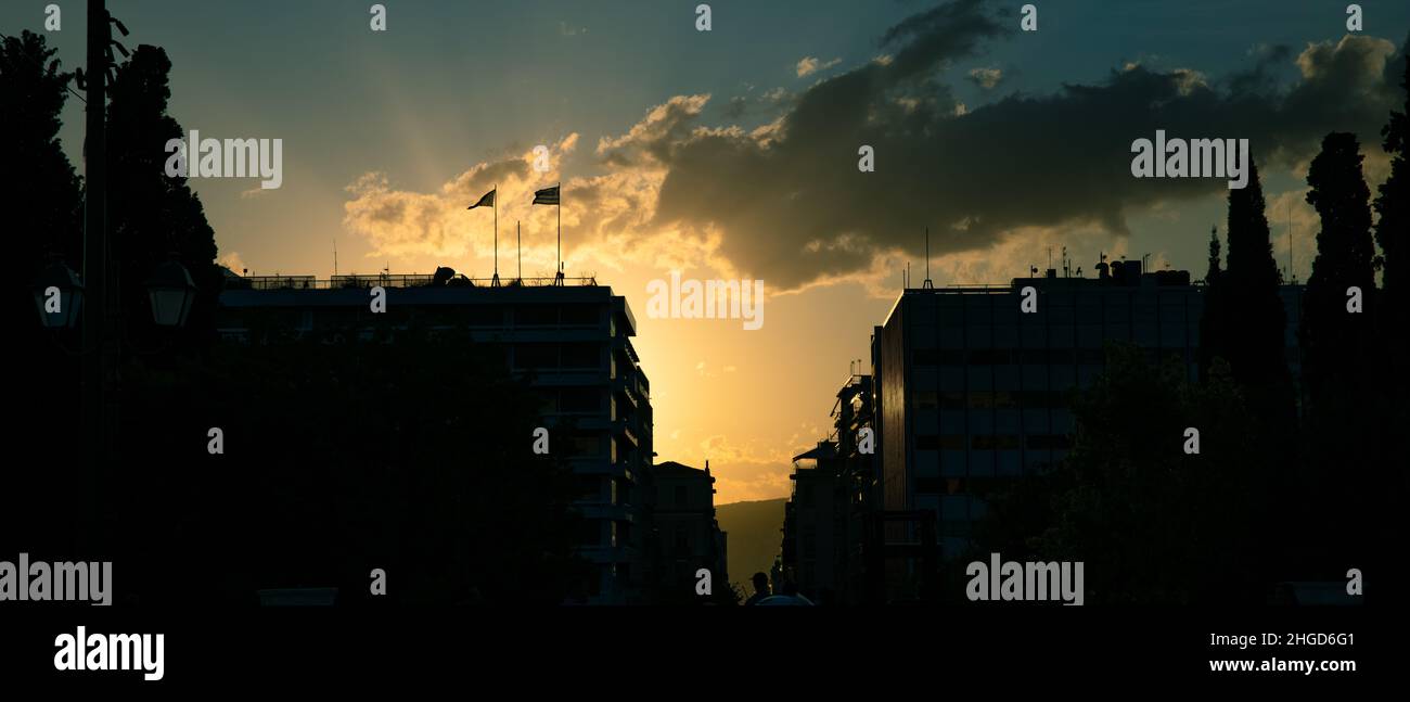 luz de fondo tomada en la ciudad de atenas, capturada durante la puesta de sol en un día de verano Foto de stock