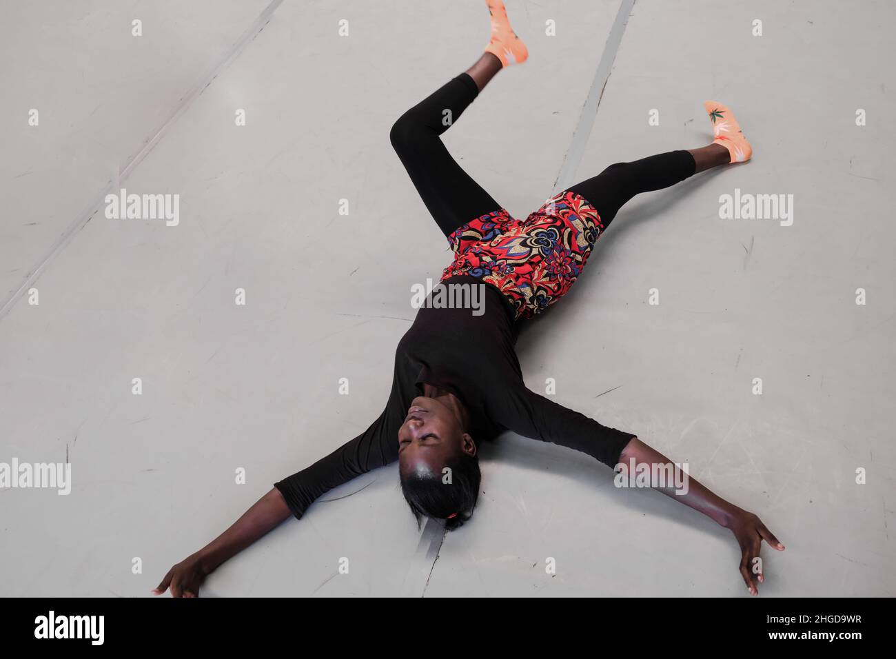 Una bailarina realiza una coreografía de danza contemporánea Jua Kali en el  Kuona Trust Art Center en Nairobi.En Kenia, casi el 70% de la población del  país son comerciantes y artesanos sin