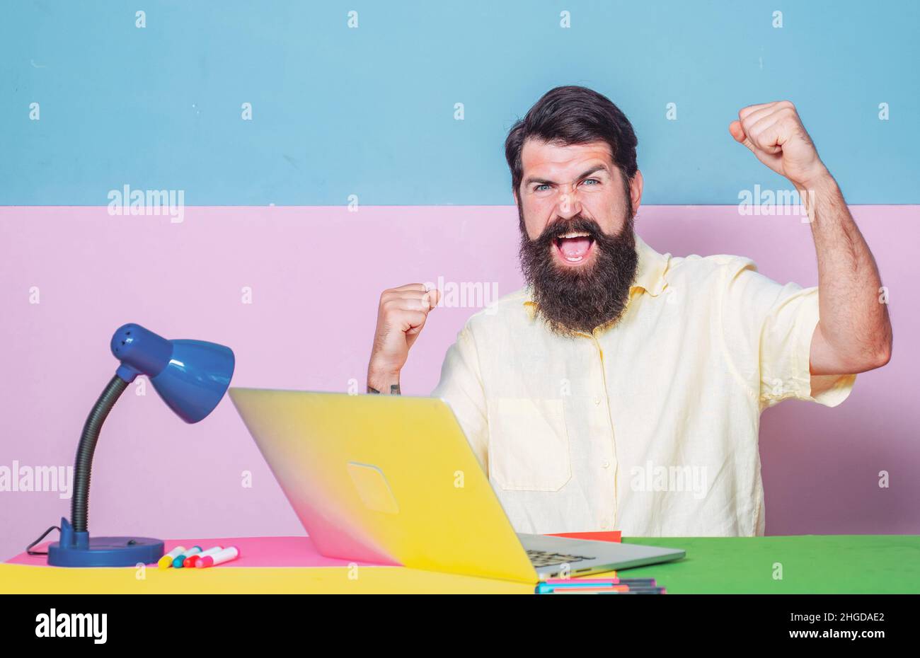 Expresión de cara. Los trabajadores de oficina gritando con risas y no pueden parar con emociones divertidas. Loco gerente teniendo una conversación amable en la reunión Foto de stock