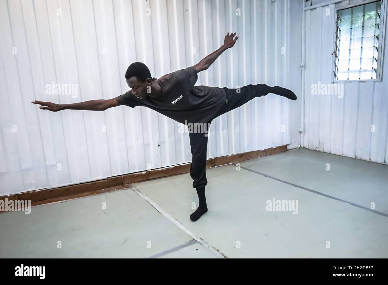 Nairobi, Kenia. 23rd de Abr de 2021. Una bailarina realiza una coreografía  de danza contemporánea Jua Kali en el Kuona Trust Art Center en Nairobi.En  Kenia, casi el 70% de la población