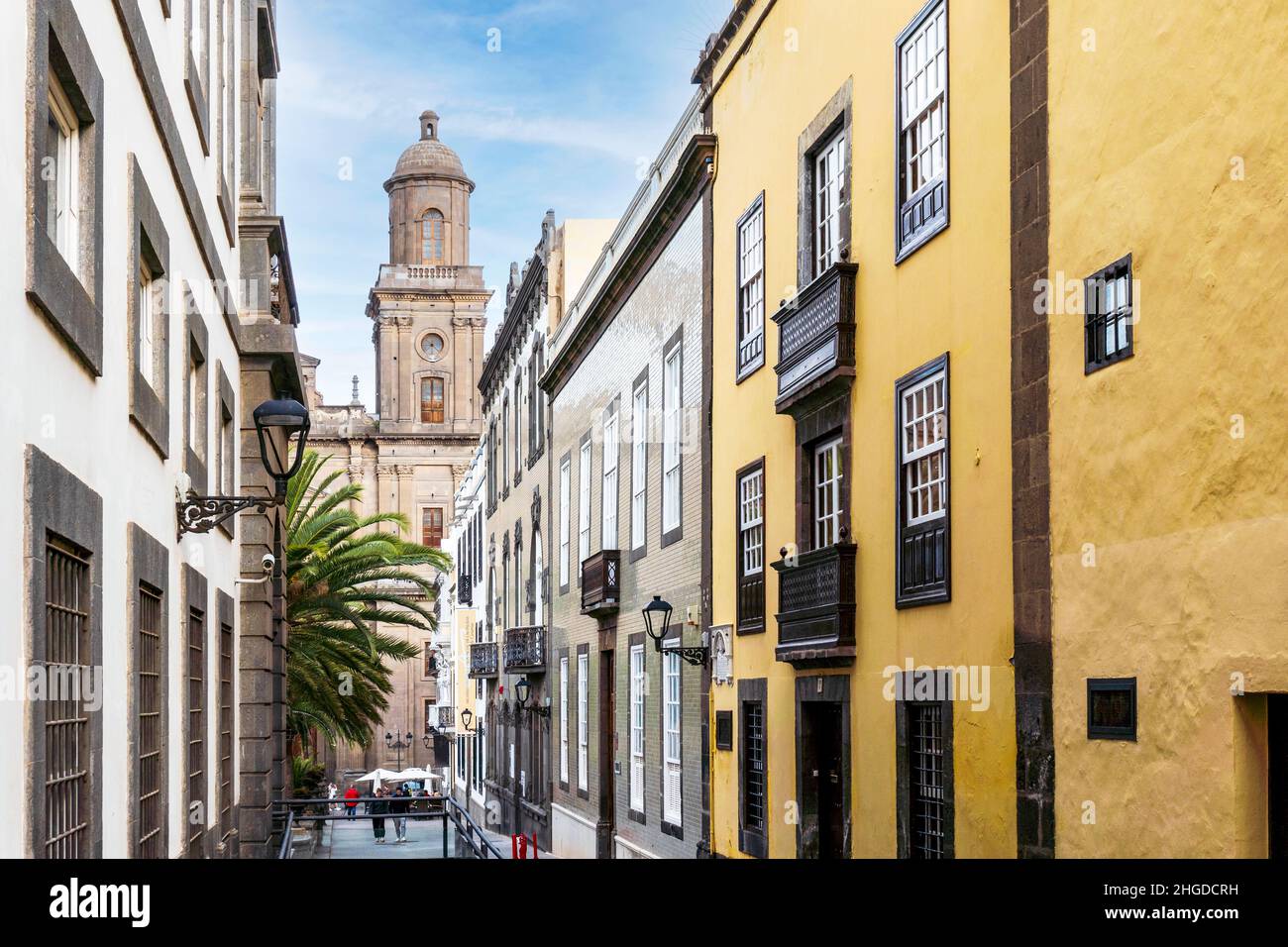 Calle histórica que conduce a la Catedral y Plaza de Santa Ana, Vegueta, Las Palmas de Gran Canaria, España Foto de stock