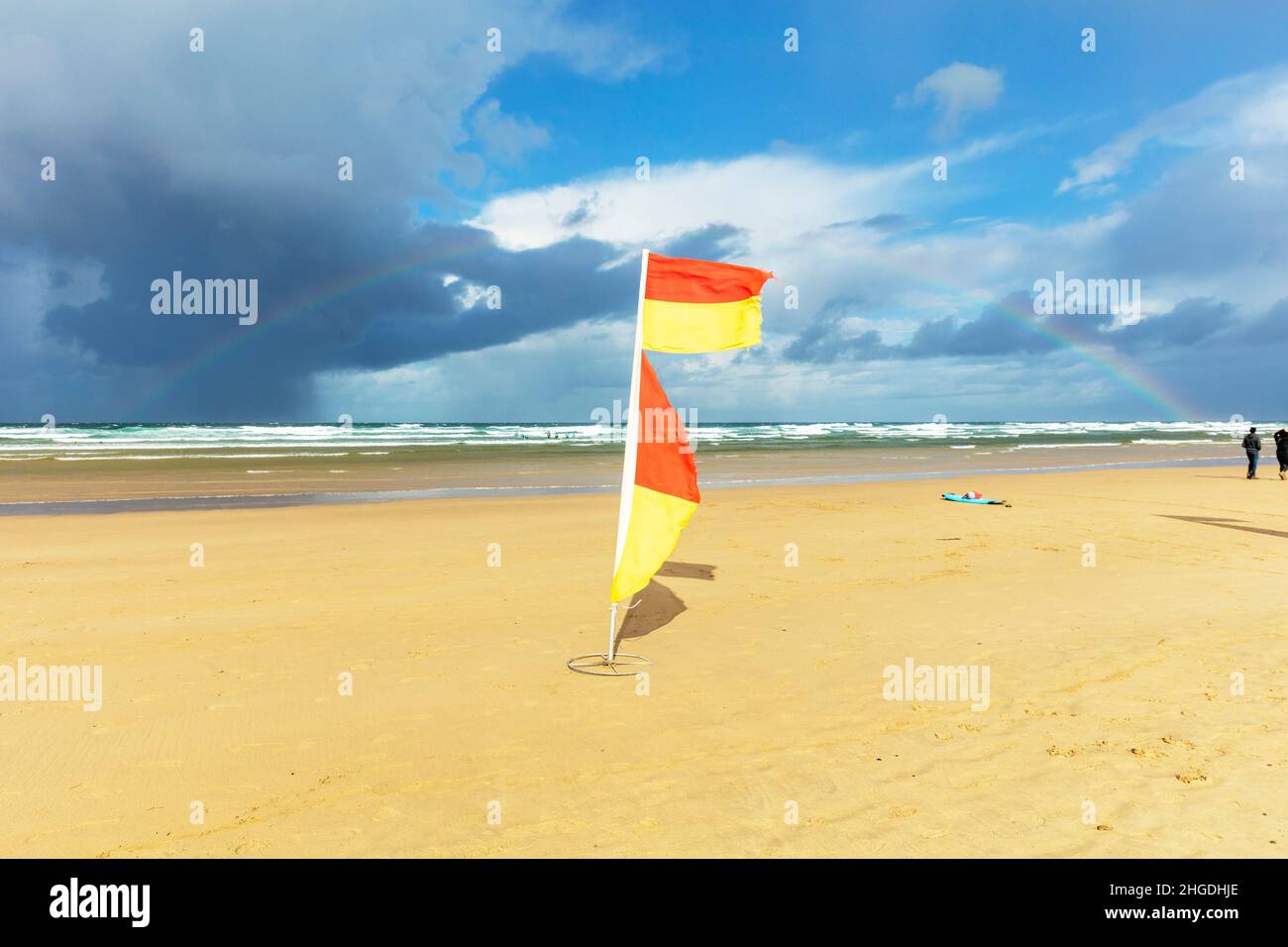 Las zonas de baño designadas están marcadas en las playas con banderas rojas y amarillas de la RNLI. Estas banderas indican las áreas patrulladas por socorristas. En desig Foto de stock