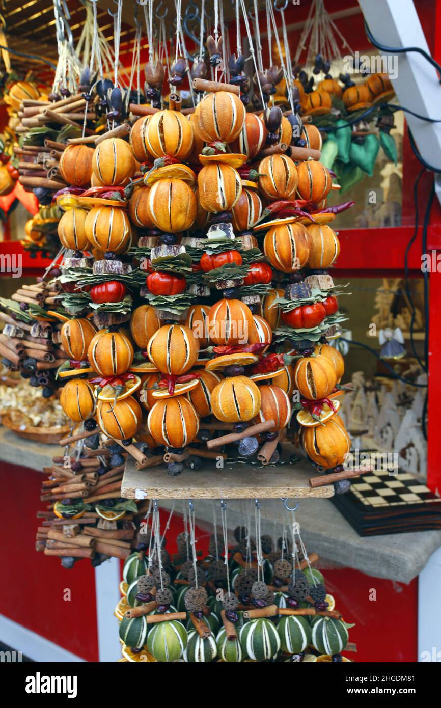 Especias, hierbas y fruta para Navidad Vino Mulled sobre cuerdas que se venden en un puesto de Navidad en Bratislava, Eslovaquia Foto de stock