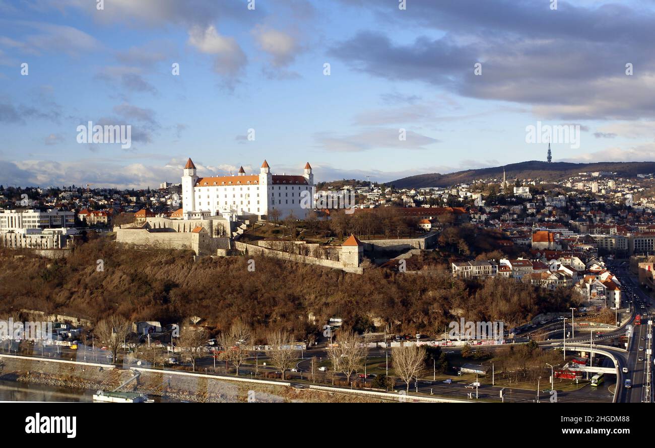 Vista aérea desde el restaurante en el 'Puente OVNI' de la ciudad vieja, Bratislava, Eslovaquia Foto de stock