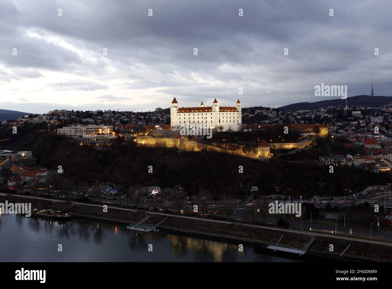 Vista aérea desde el restaurante en el 'Puente OVNI' de la ciudad vieja, Bratislava, Eslovaquia Foto de stock