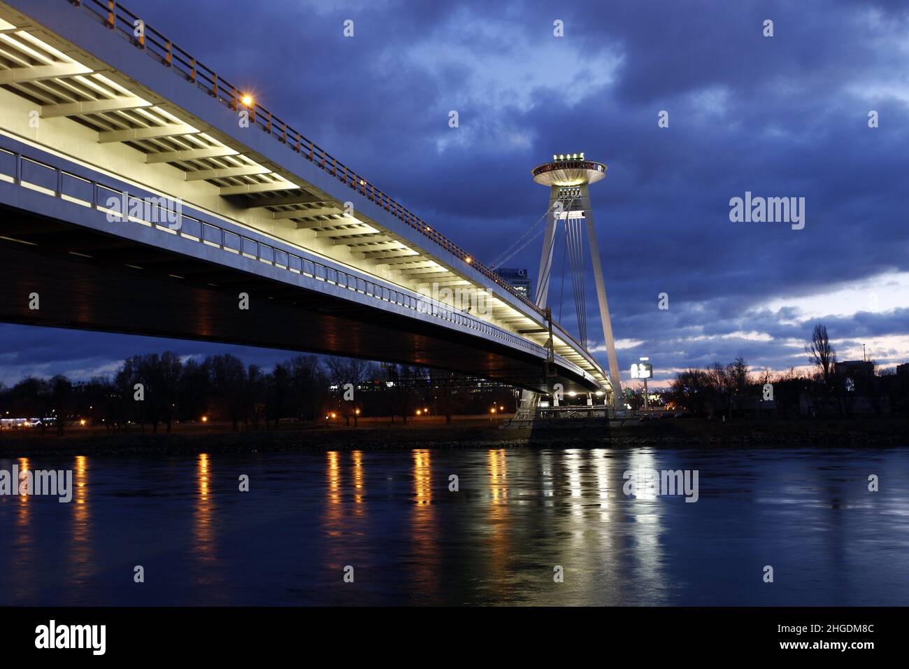 Puente 'OVNI' cruzando el río Danubio al atardecer, Bratislava, Eslovaquia Foto de stock