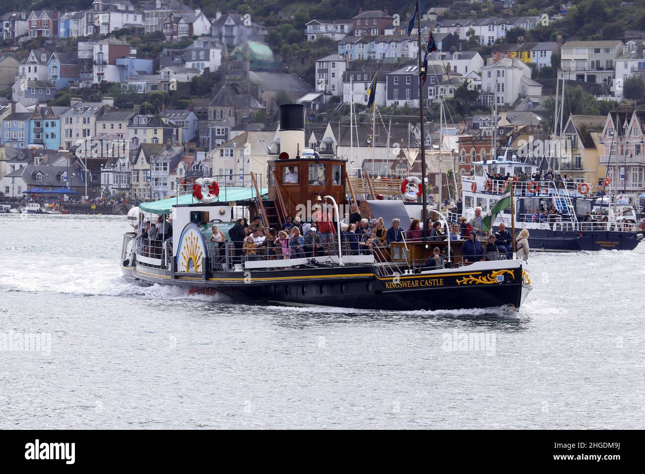 Kingswear Castillo Paddle Steamer con turistas en el río Dart en Dartmouth, Devon. Foto de stock