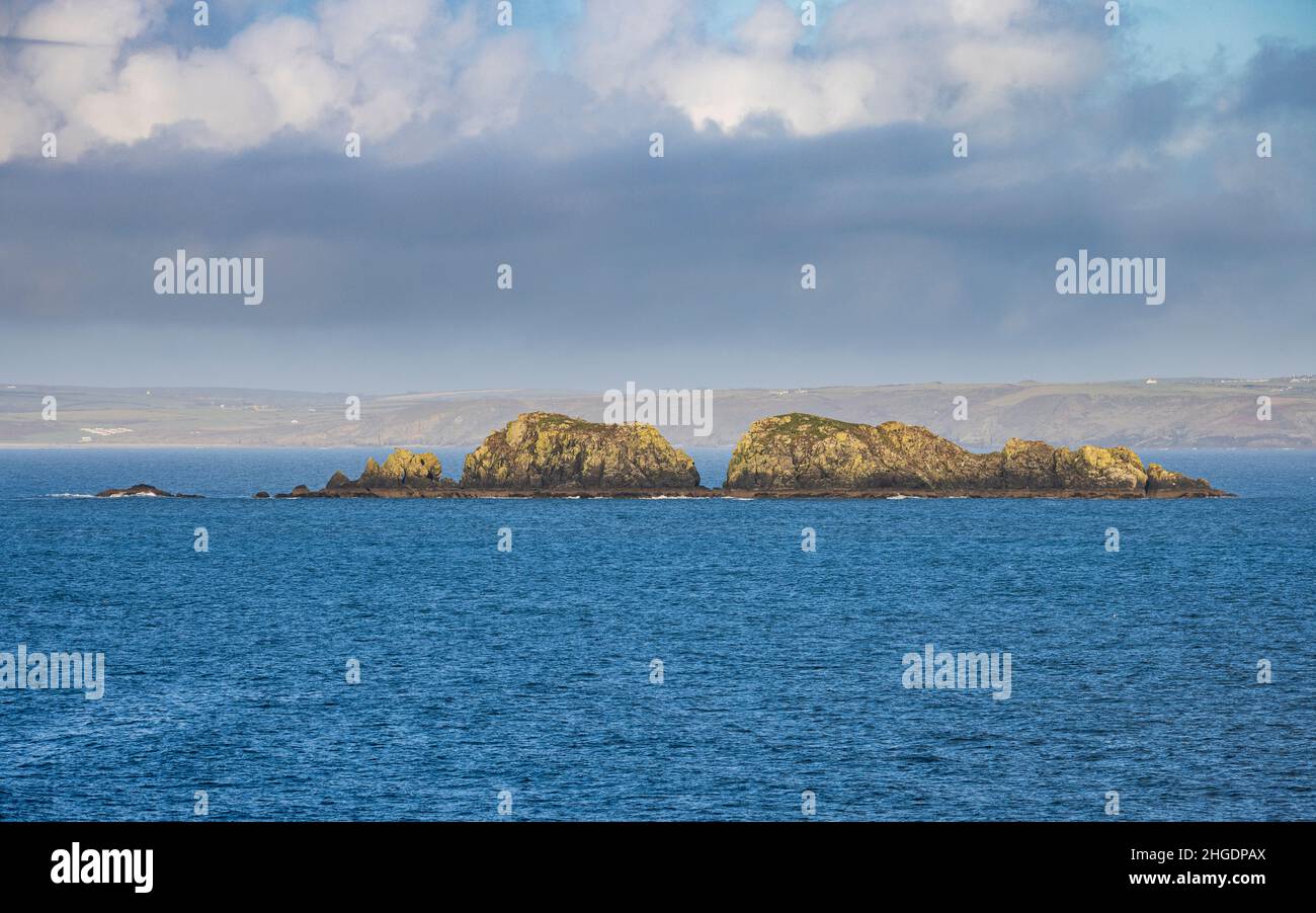 Stack Rocks en la bahía de St Brides, en el Parque Nacional de la Costa de Pembrokeshire, Gales del Sur Foto de stock