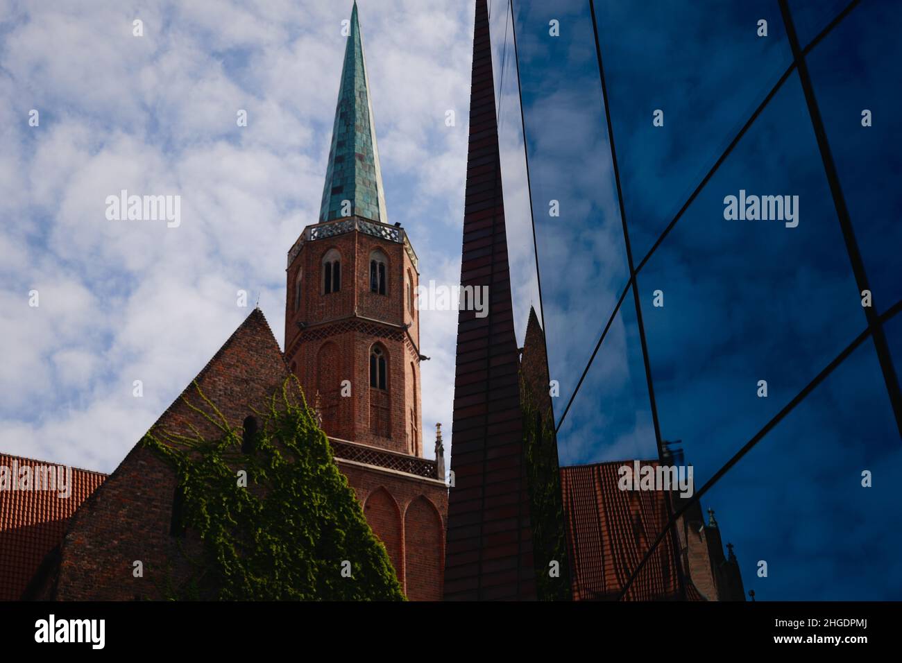 Iglesia y Monasterio de San Adalberto y edificio del hotel Mercure, Wrocław, Baja Silesia, Polonia, agosto de 2021 Foto de stock