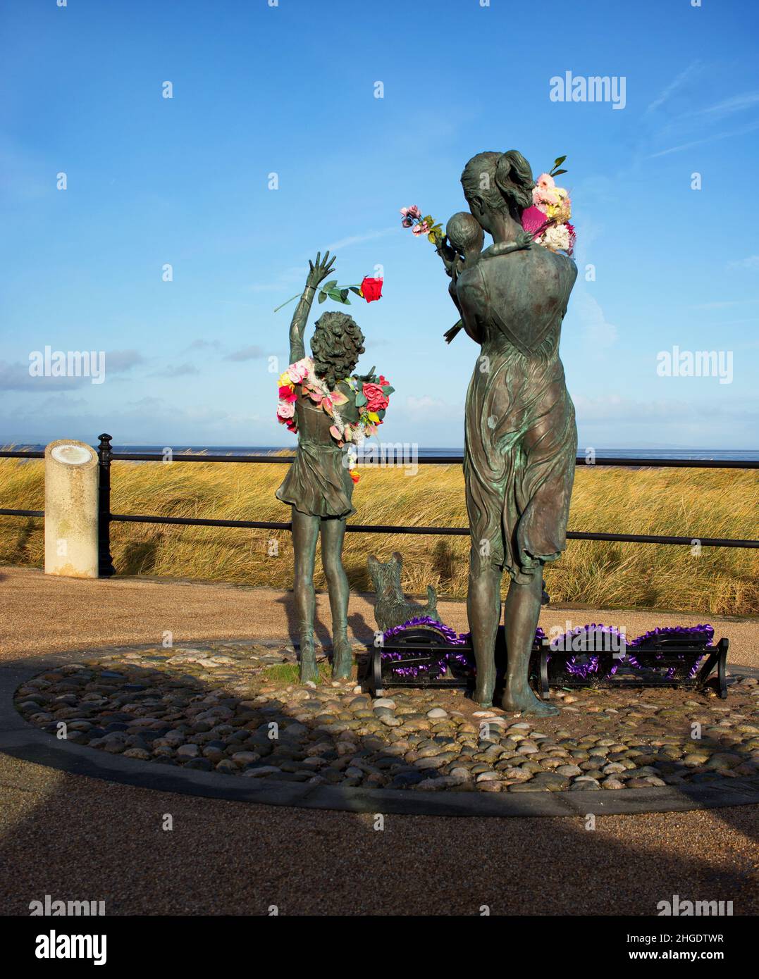 Un homenaje floral, añadido a las estatuas de Welcome Home, en Fleetwood Promenade Foto de stock