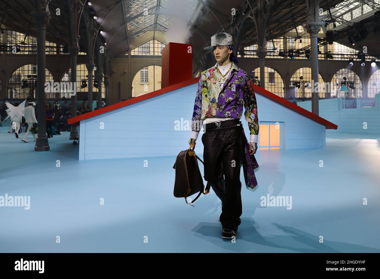 Un modelo presenta una creación del último diseñador Virgil Abloh como  parte de su colección de otoño/invierno 2022 para la casa de moda Louis  Vuitton durante la Semana de la Moda masculina