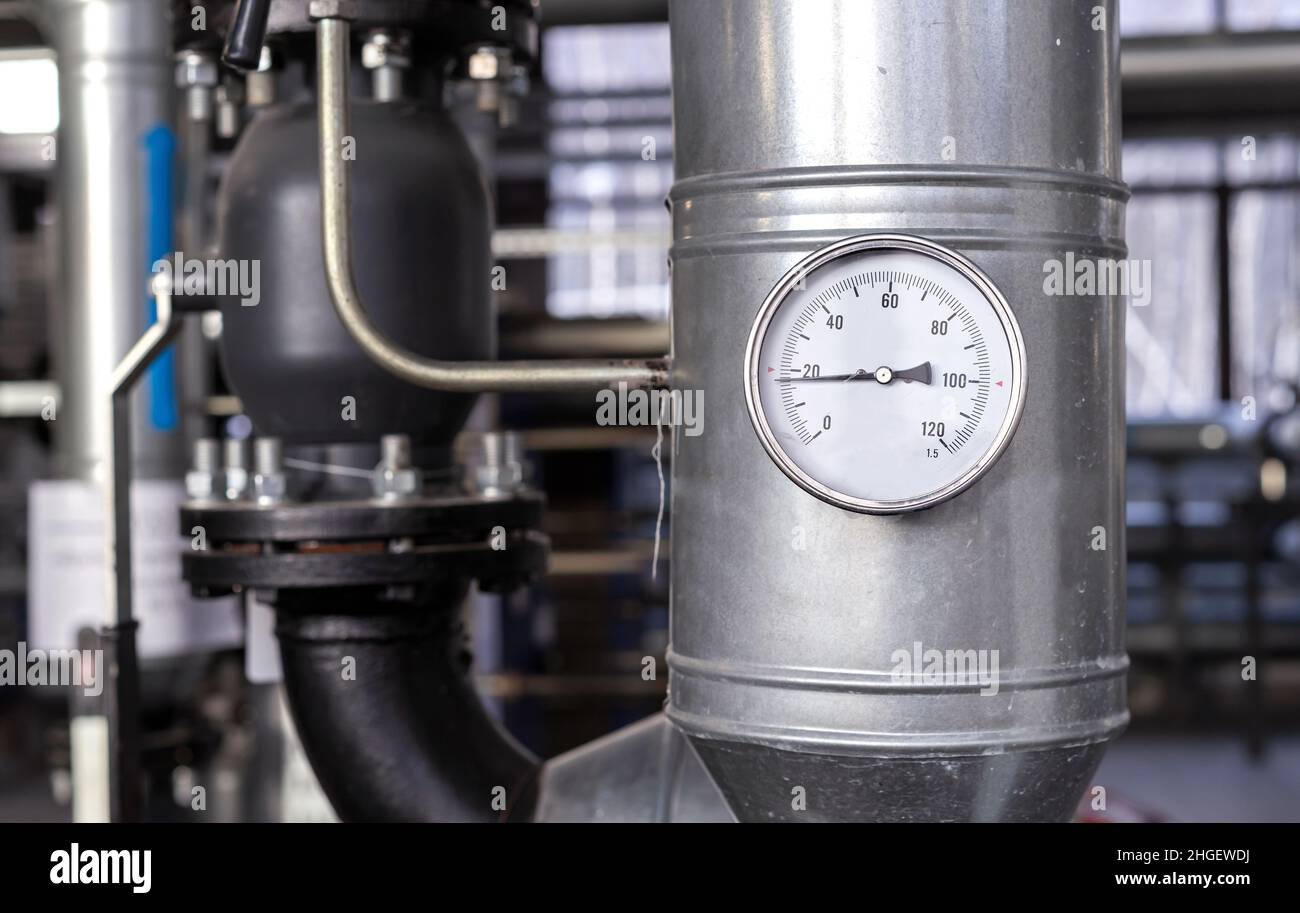 Termómetro mide la temperatura del agua Fotografía de stock - Alamy