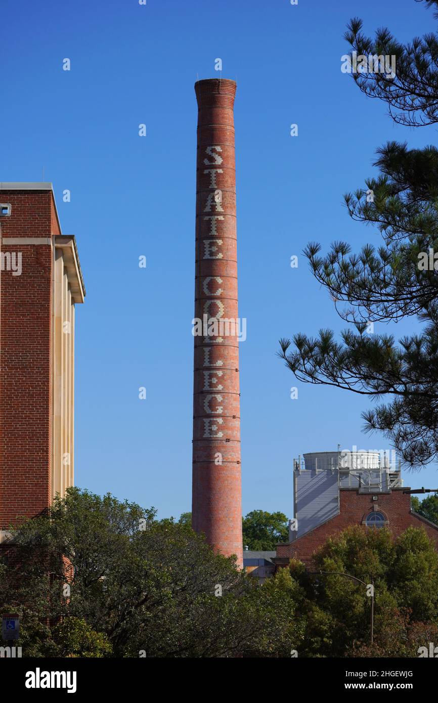 Raleigh, NC, EE.UU., 23 de octubre de 2021: SMOKESTACK DE LA UNIVERSIDAD ESTATAL DE NORTE CAROLINA Foto de stock
