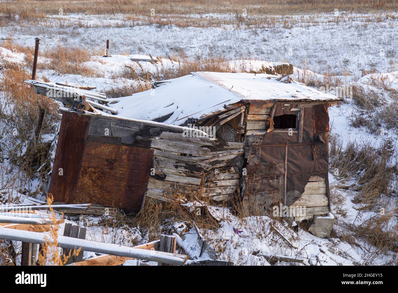 Casa abandonada destruida en las afueras del asentamiento de migrantes. Foto de stock