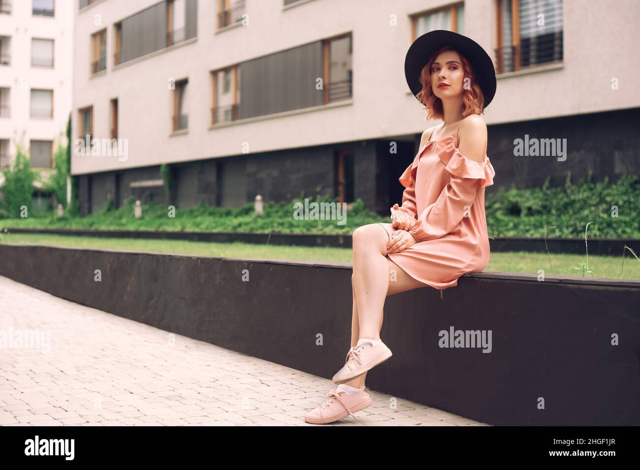 Chica del vestido rosa fotografías e imágenes de alta resolución - Página 5  - Alamy