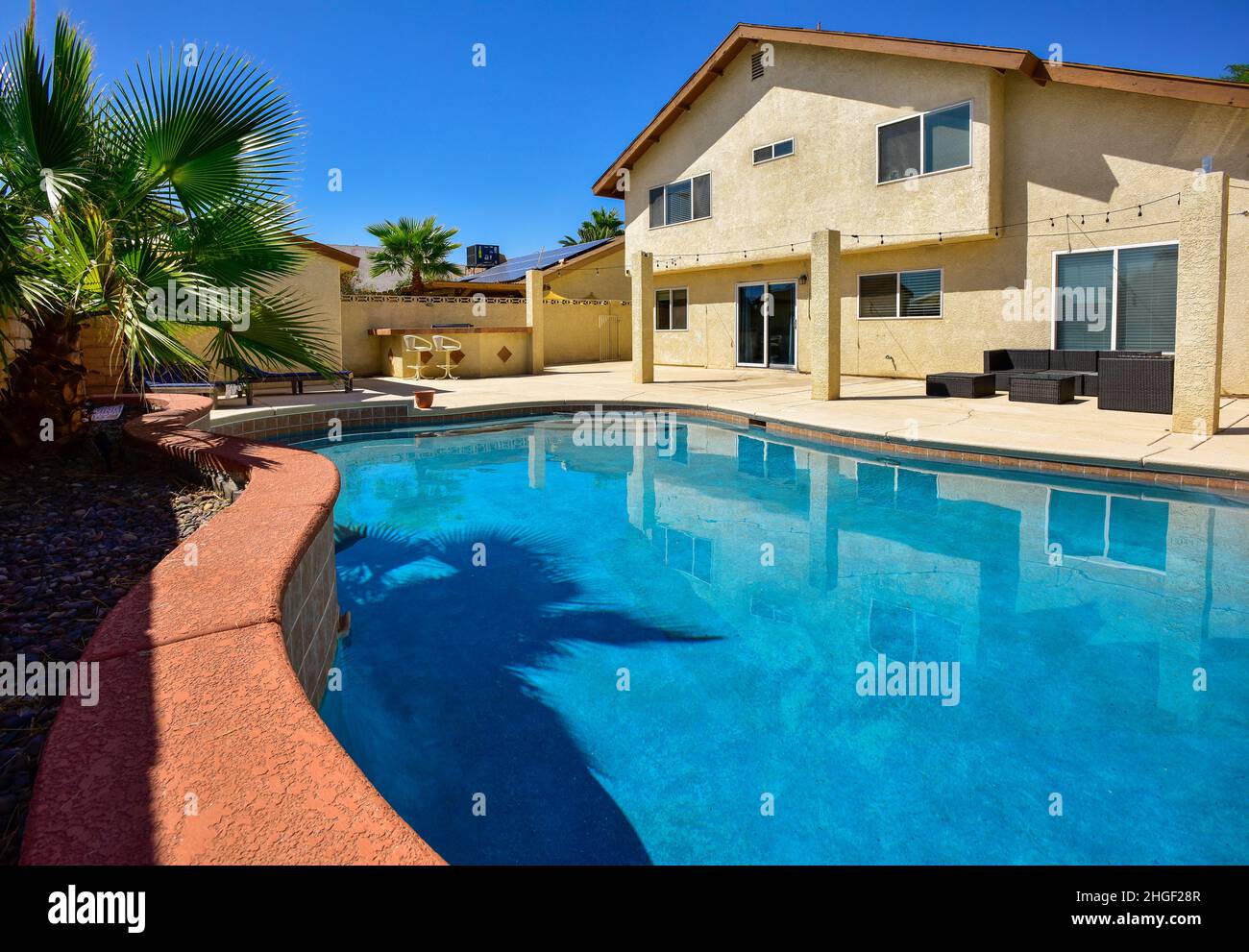Exterior de casa residencial con piscina en Las Vegas Foto de stock