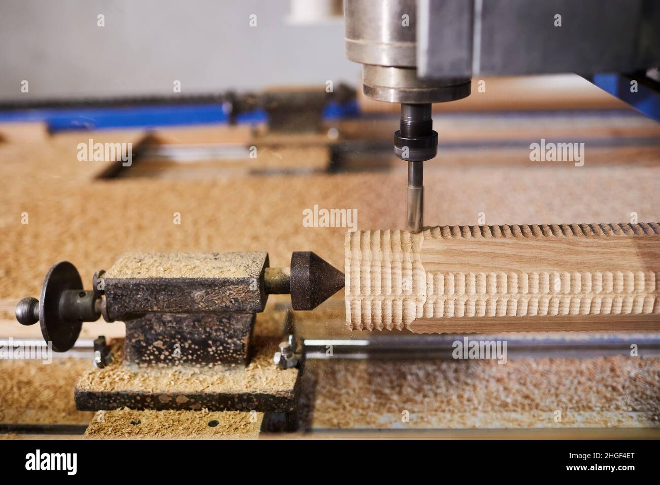 Máquina de tallado de madera. Moderna máquina de carpintería automática con  CNC. Producción de muebles Fotografía de stock - Alamy