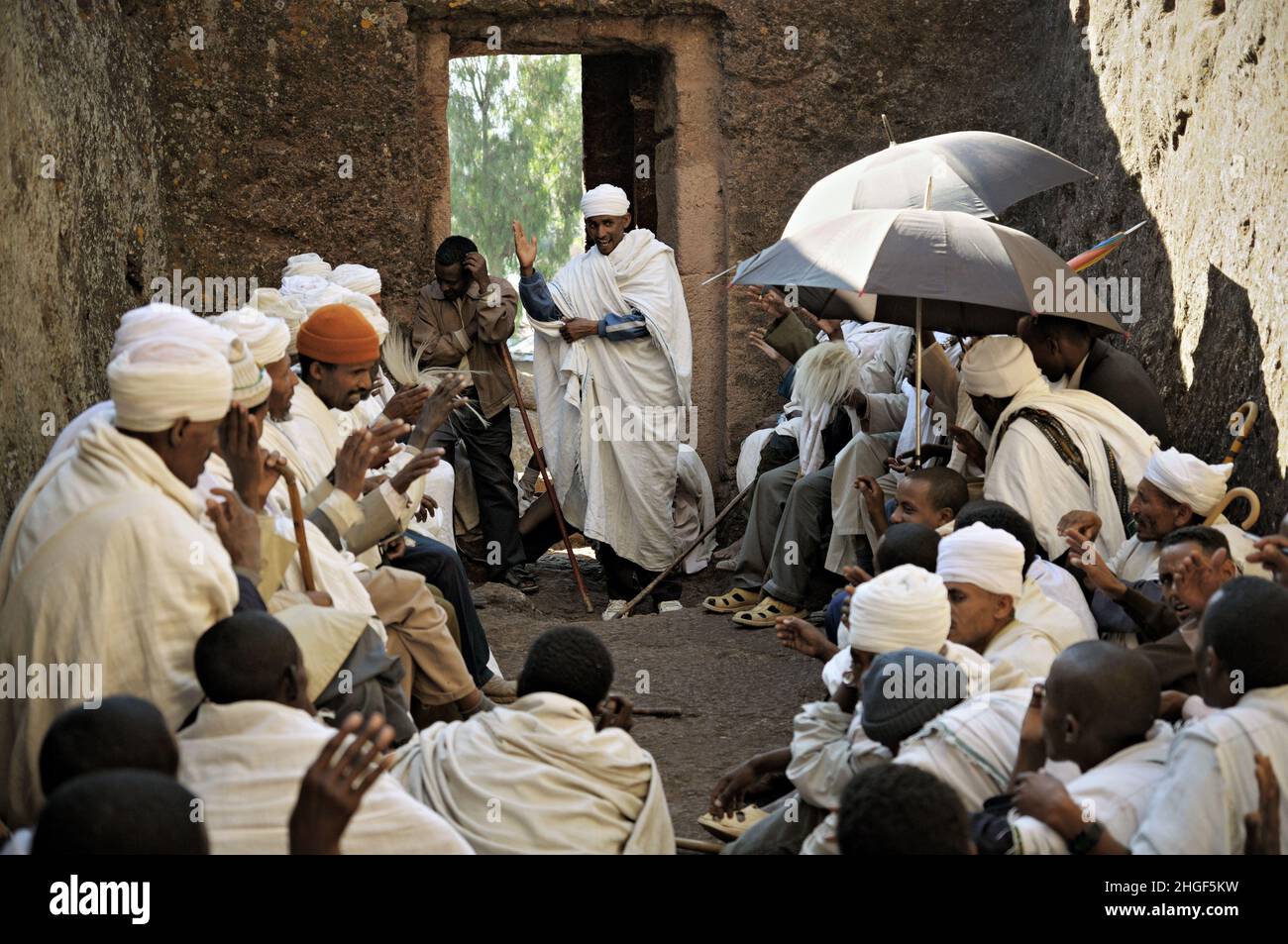 Grupo de sacerdotes en una cavidad en Lalibela, región de Amhara, Etiopía Foto de stock